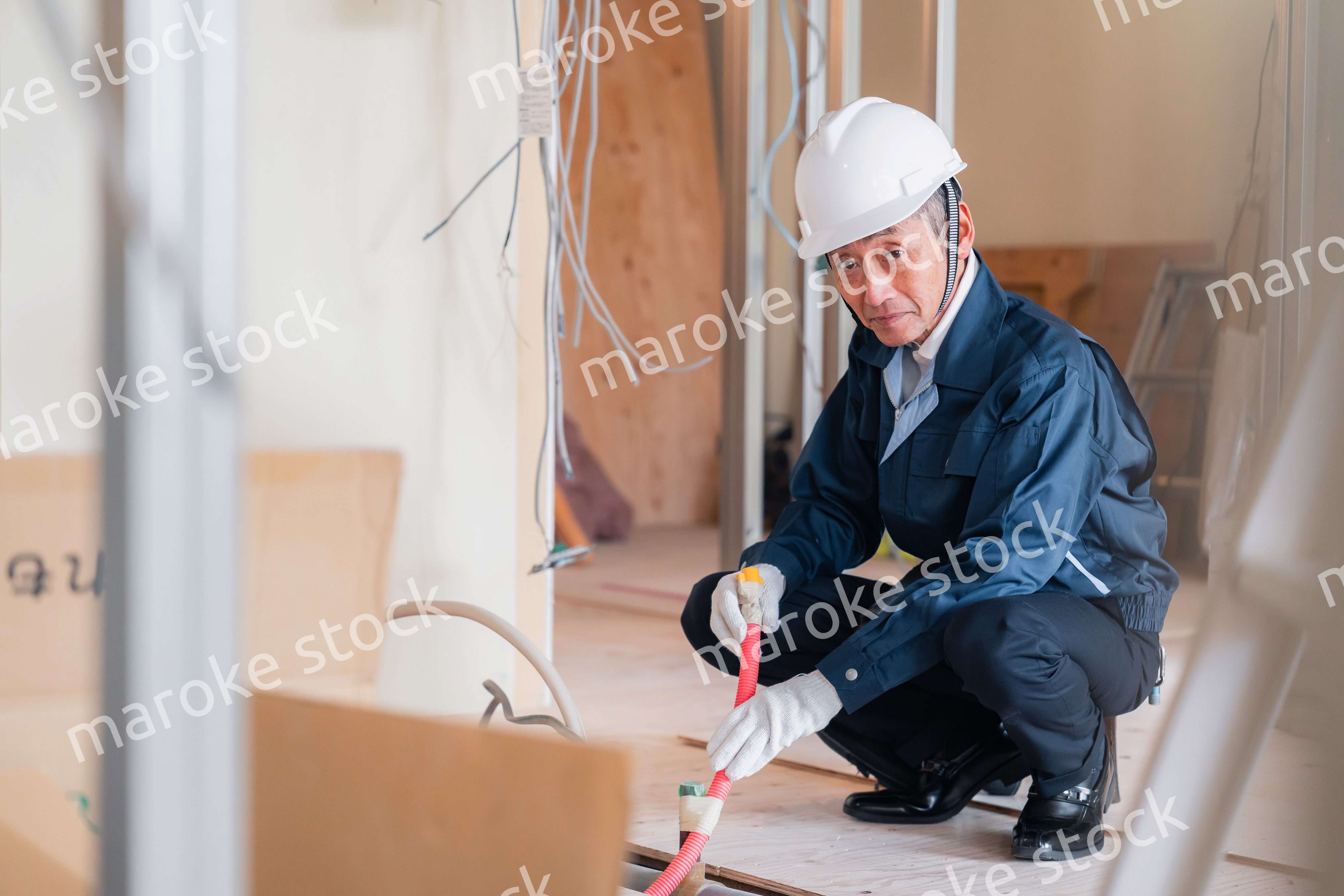 配管の作業をする大工