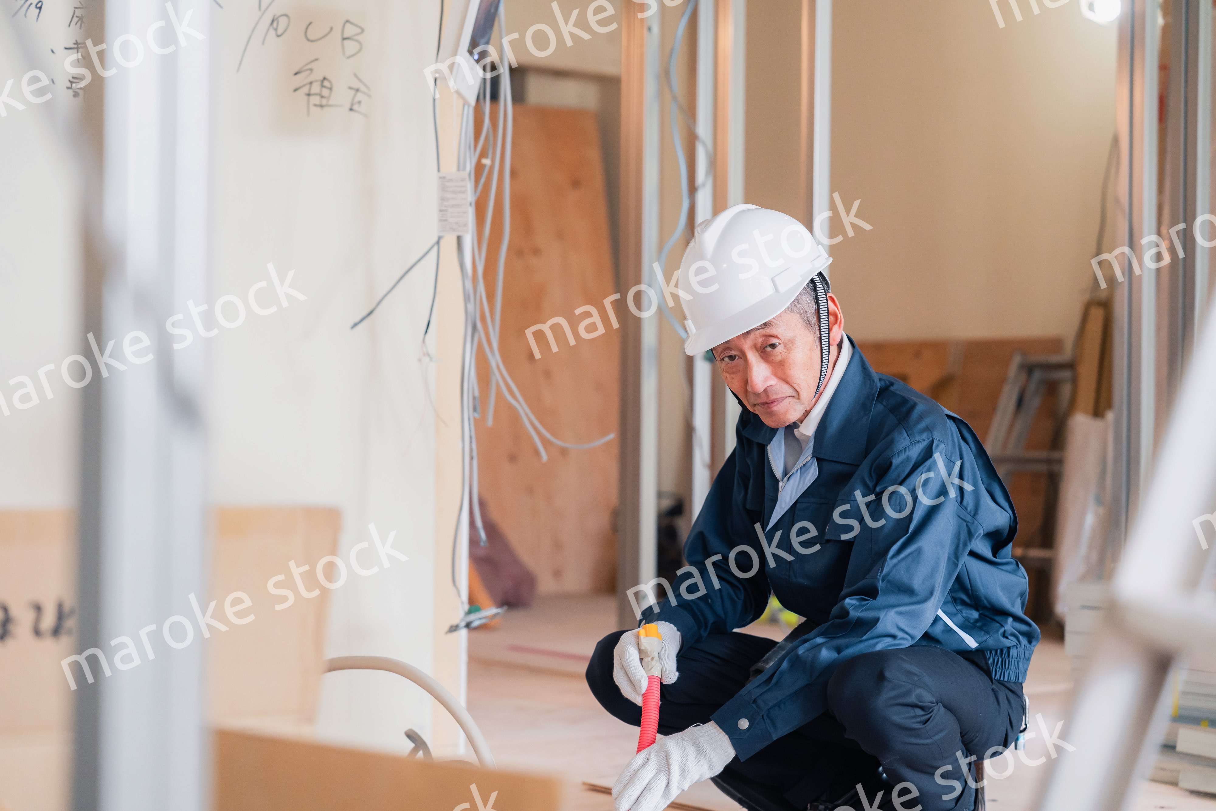 配管の作業をする大工