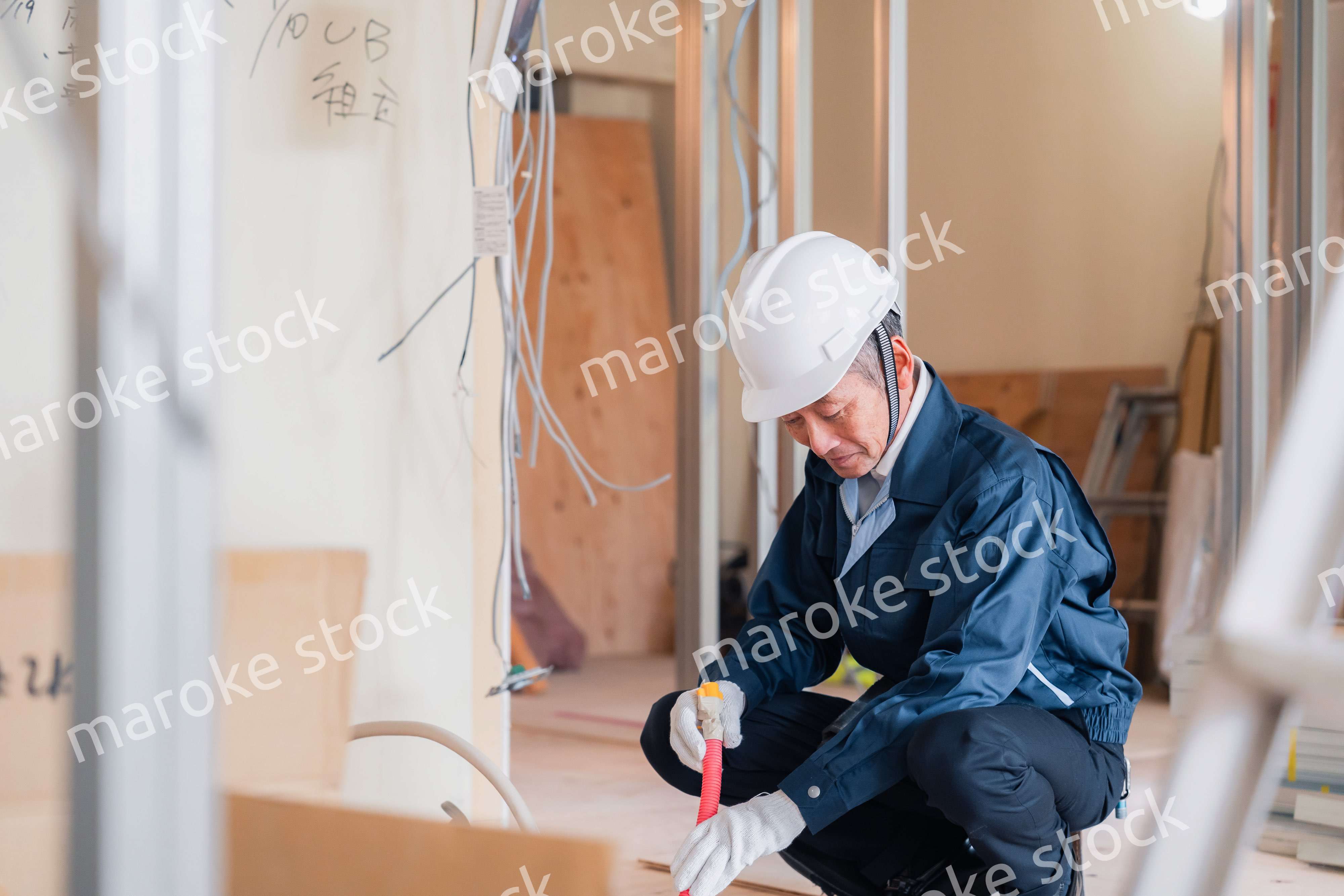 配管の作業をする大工