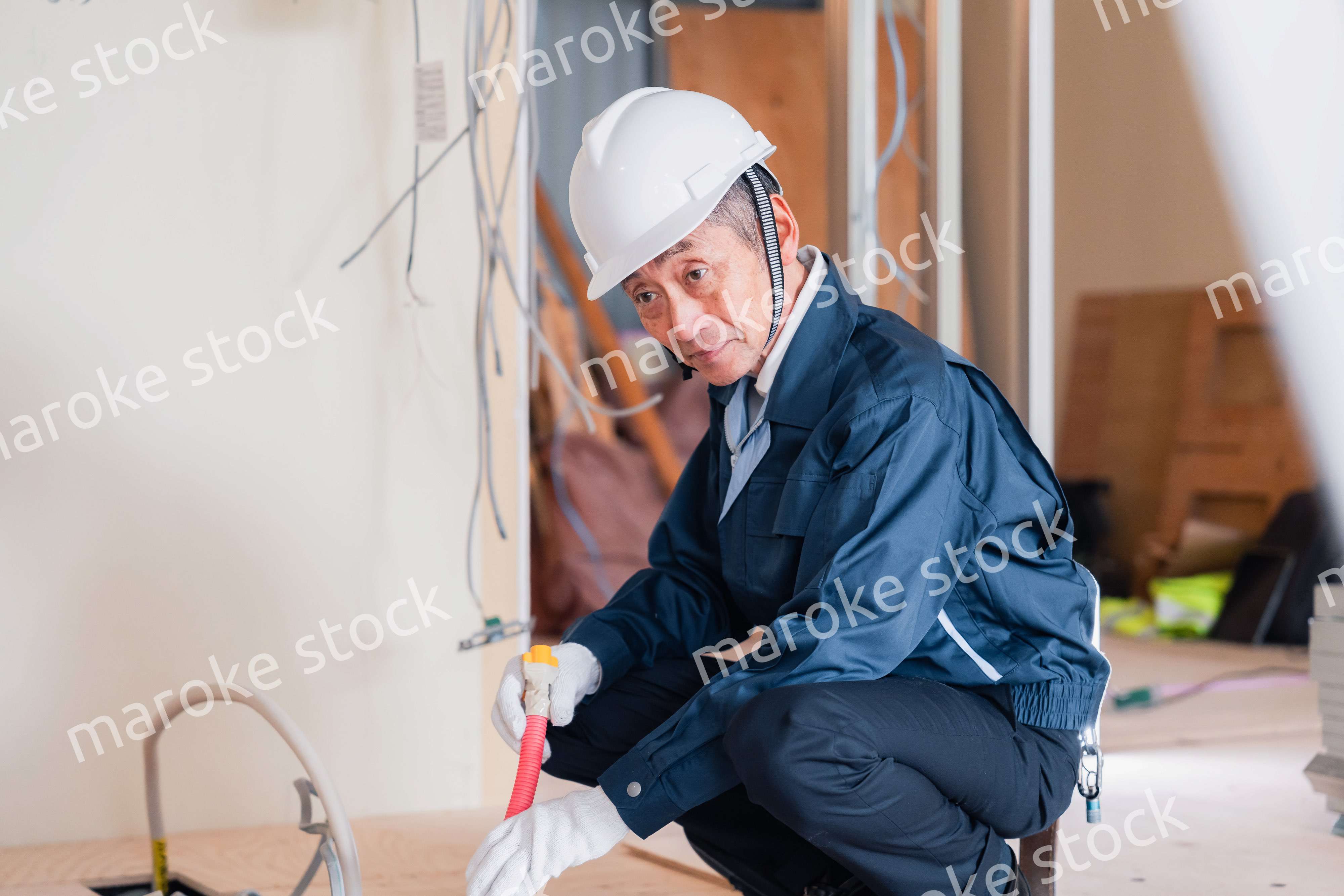 配管の作業をする大工