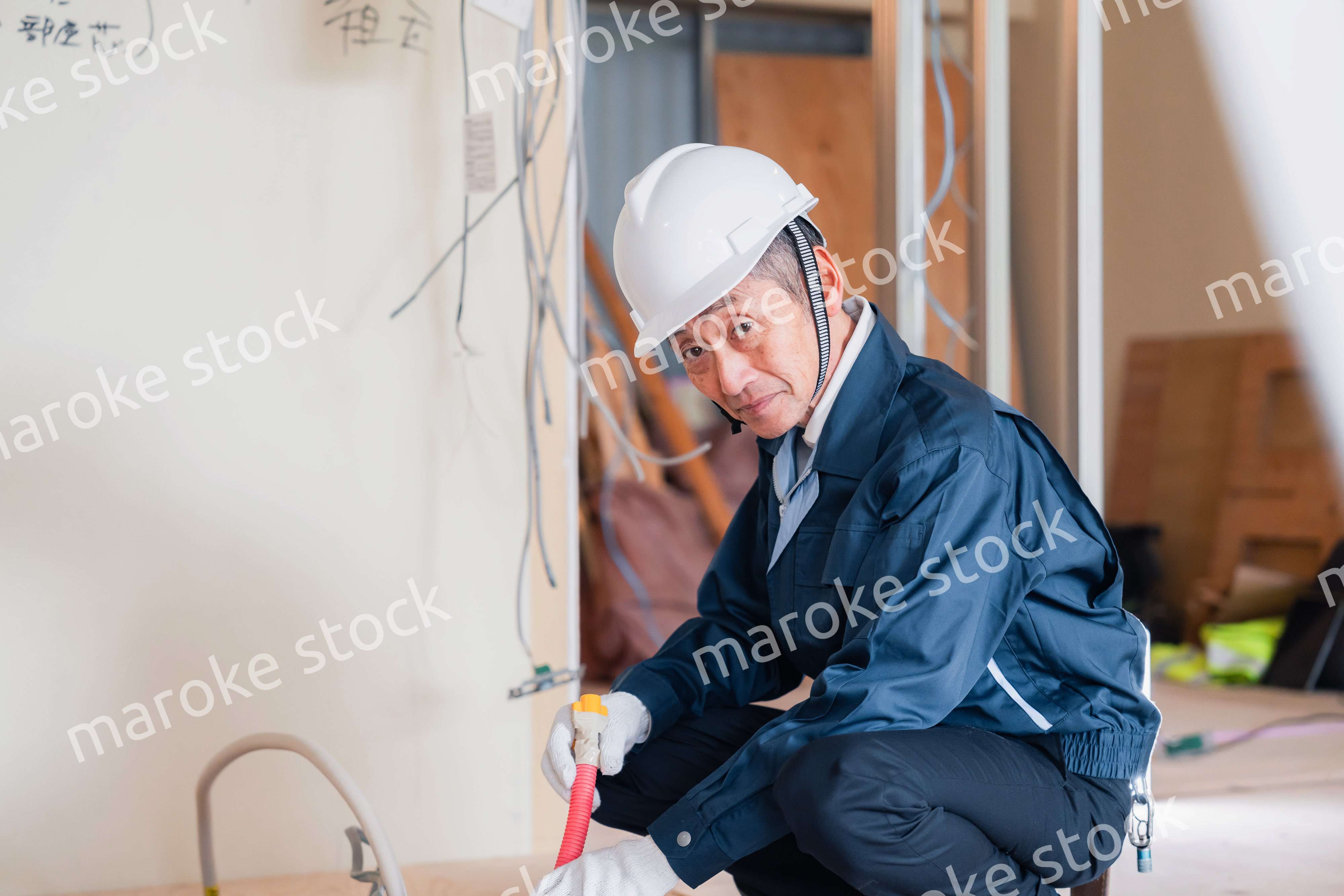 配管の作業をする大工