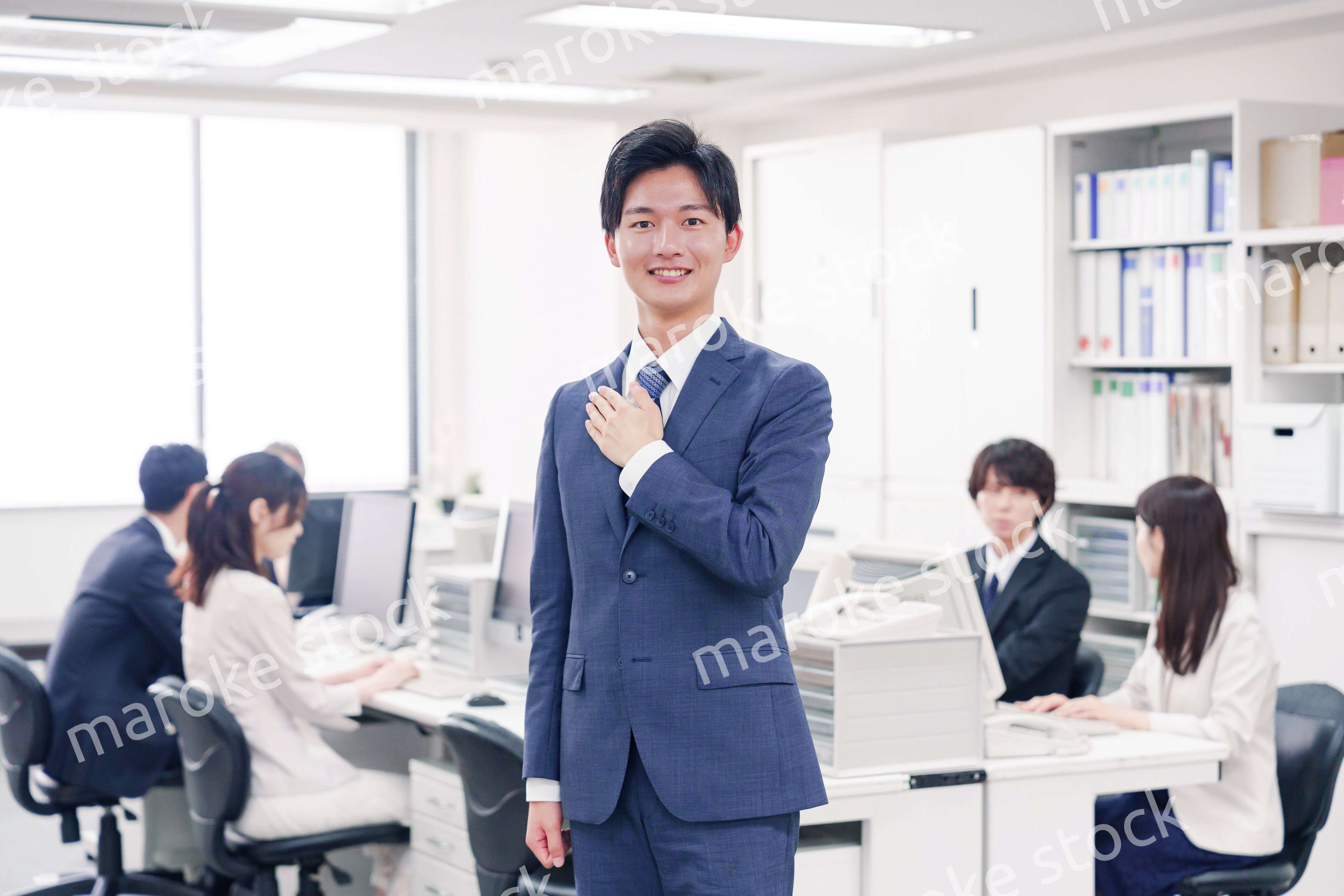 胸に手を当てて誠意を見せるスーツを着たビジネスマン