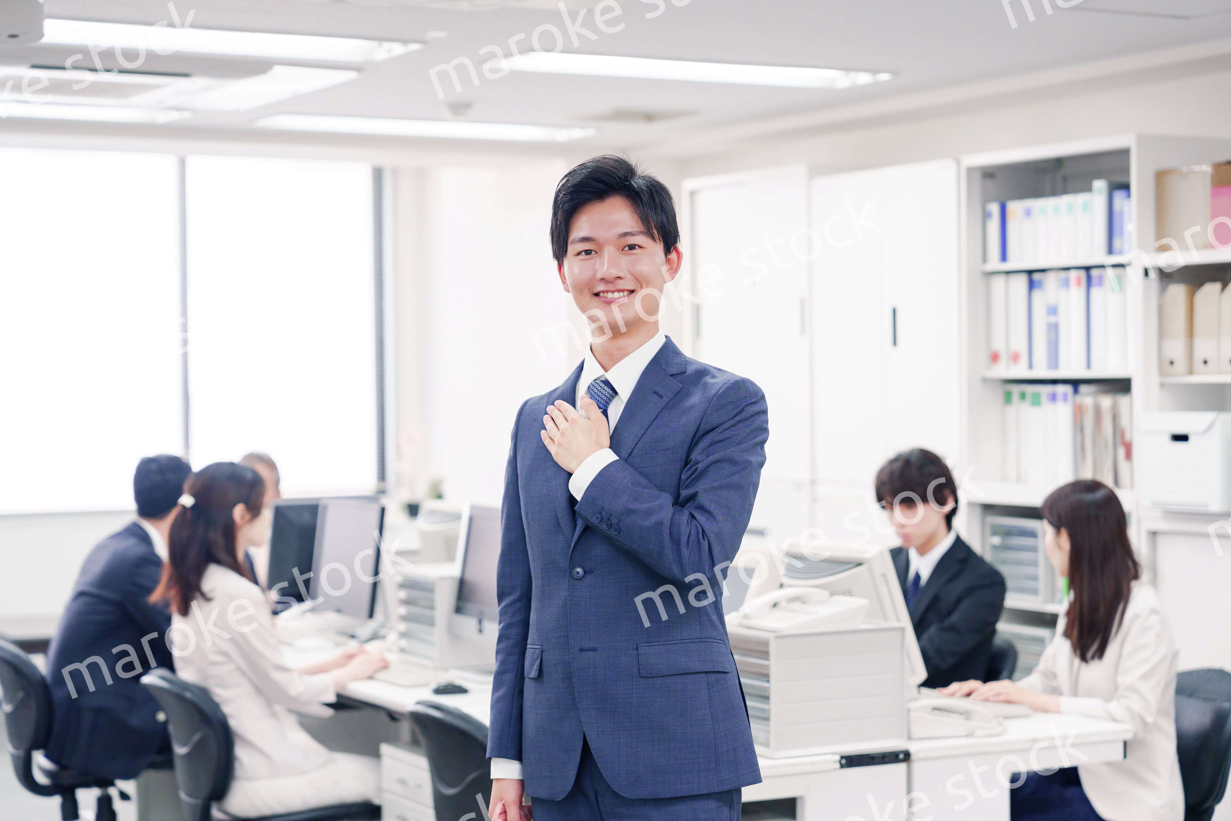 胸に手を当てて誠意を見せるスーツを着たビジネスマン