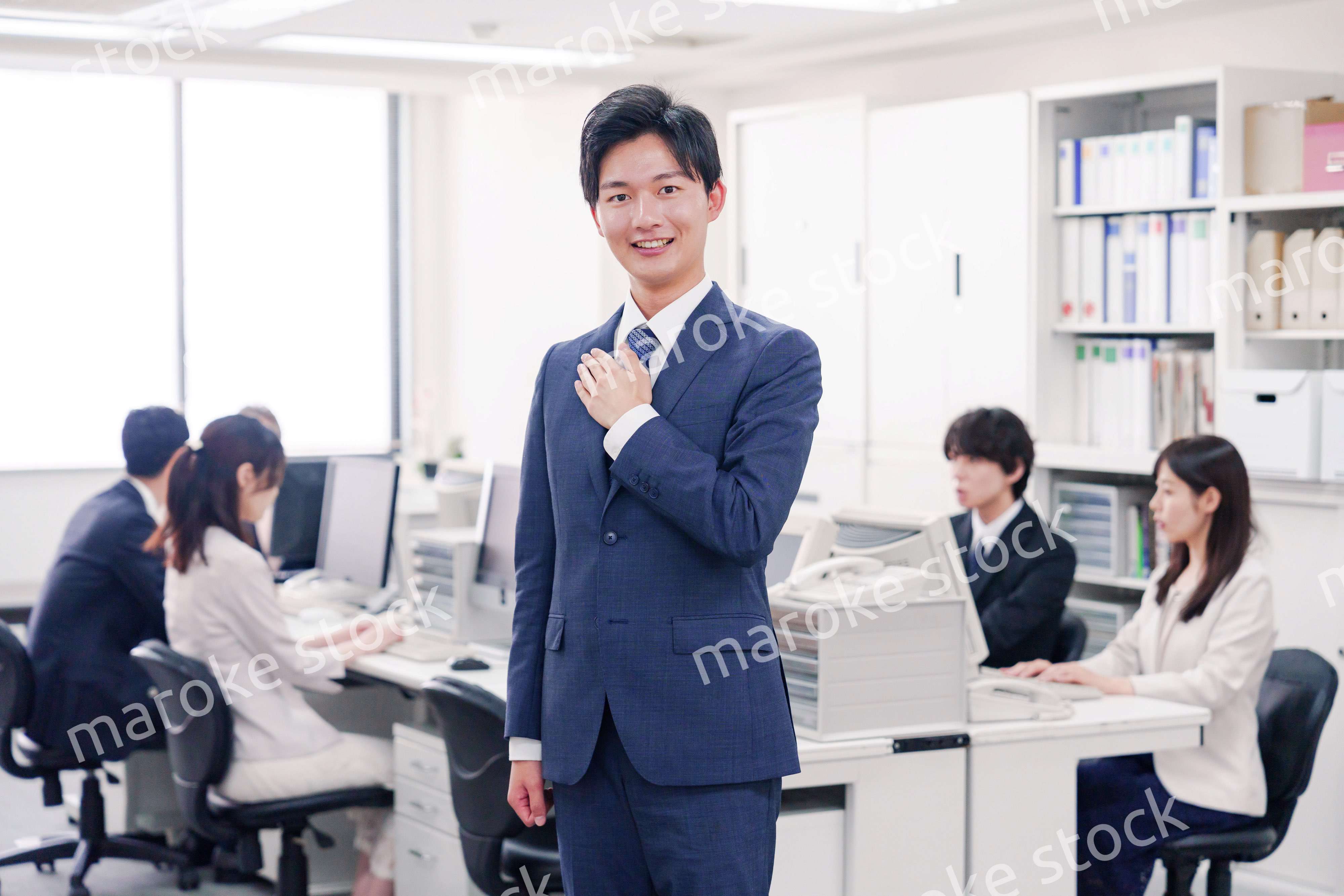 胸に手を当てて誠意を見せるスーツを着たビジネスマン