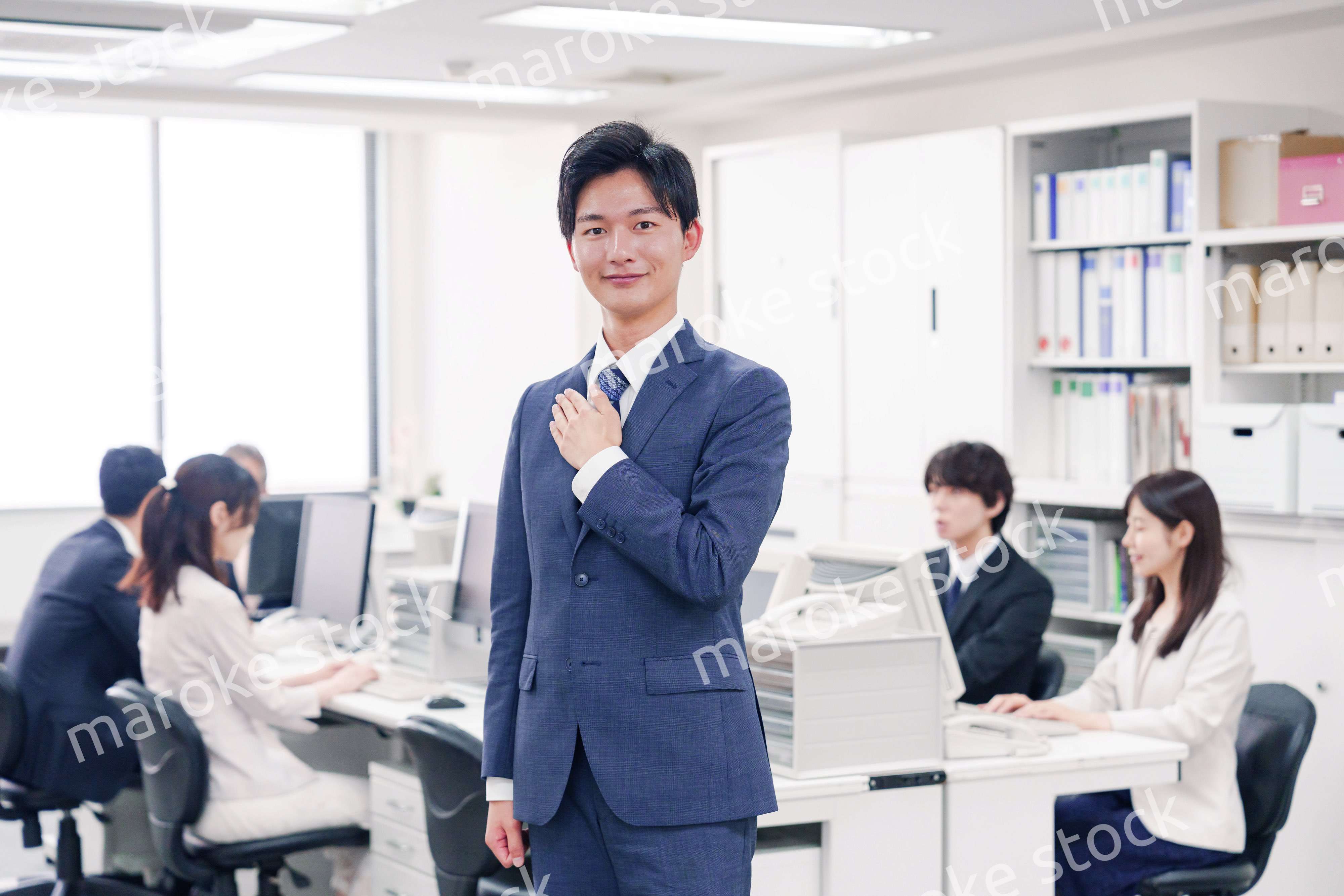 胸に手を当てて誠意を見せるスーツを着たビジネスマン