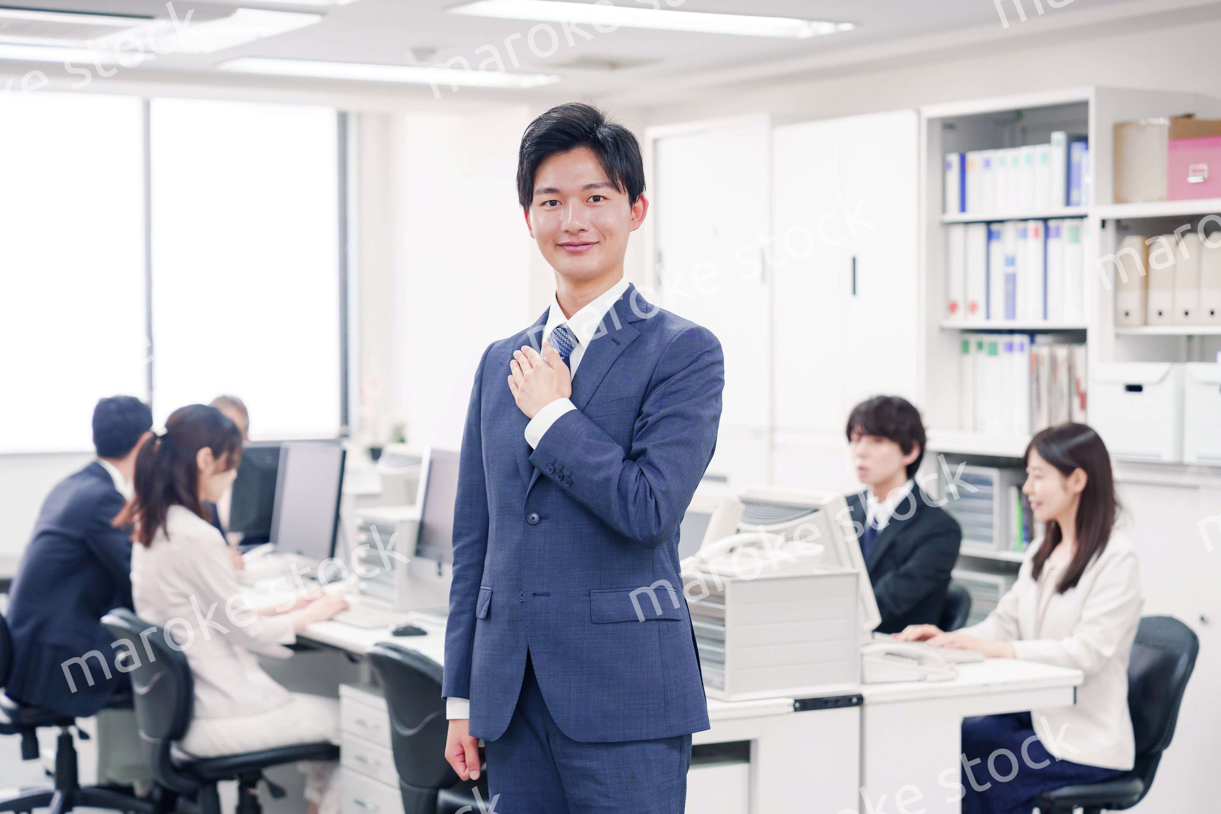 胸に手を当てて誠意を見せるスーツを着たビジネスマン