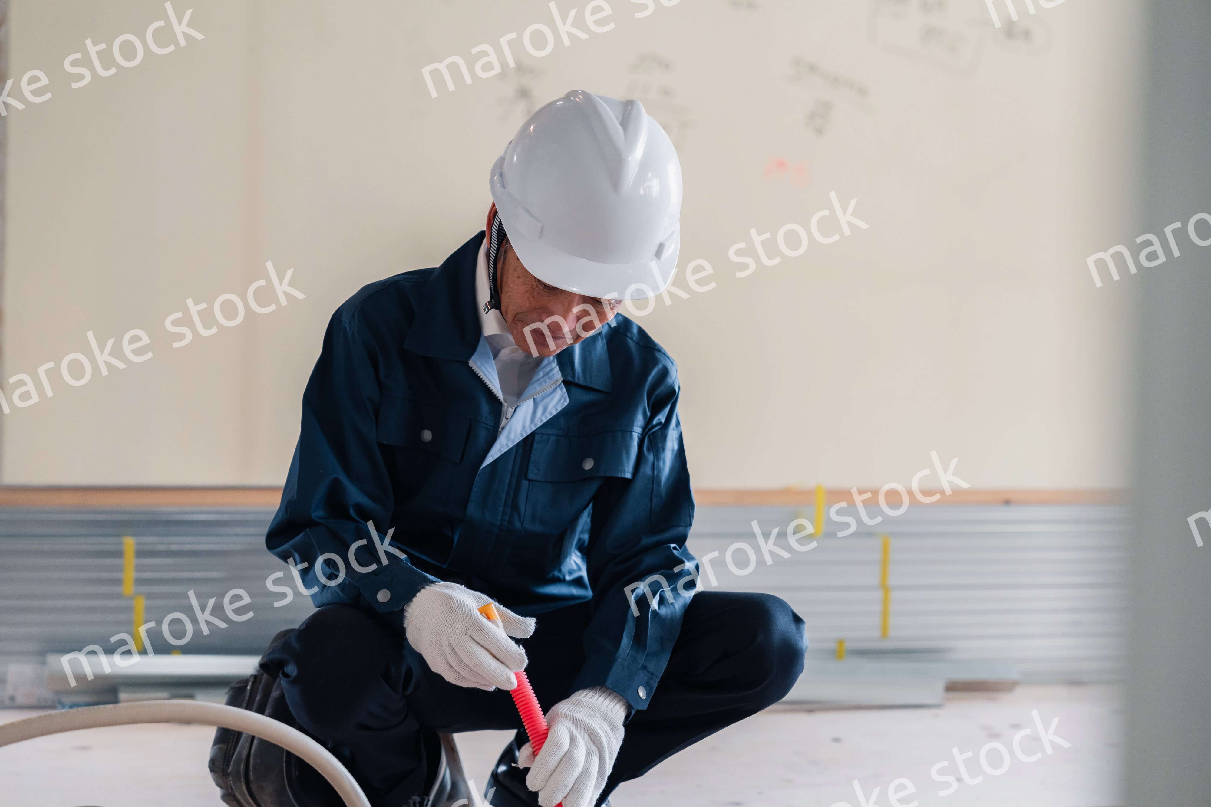 配管の作業をする大工