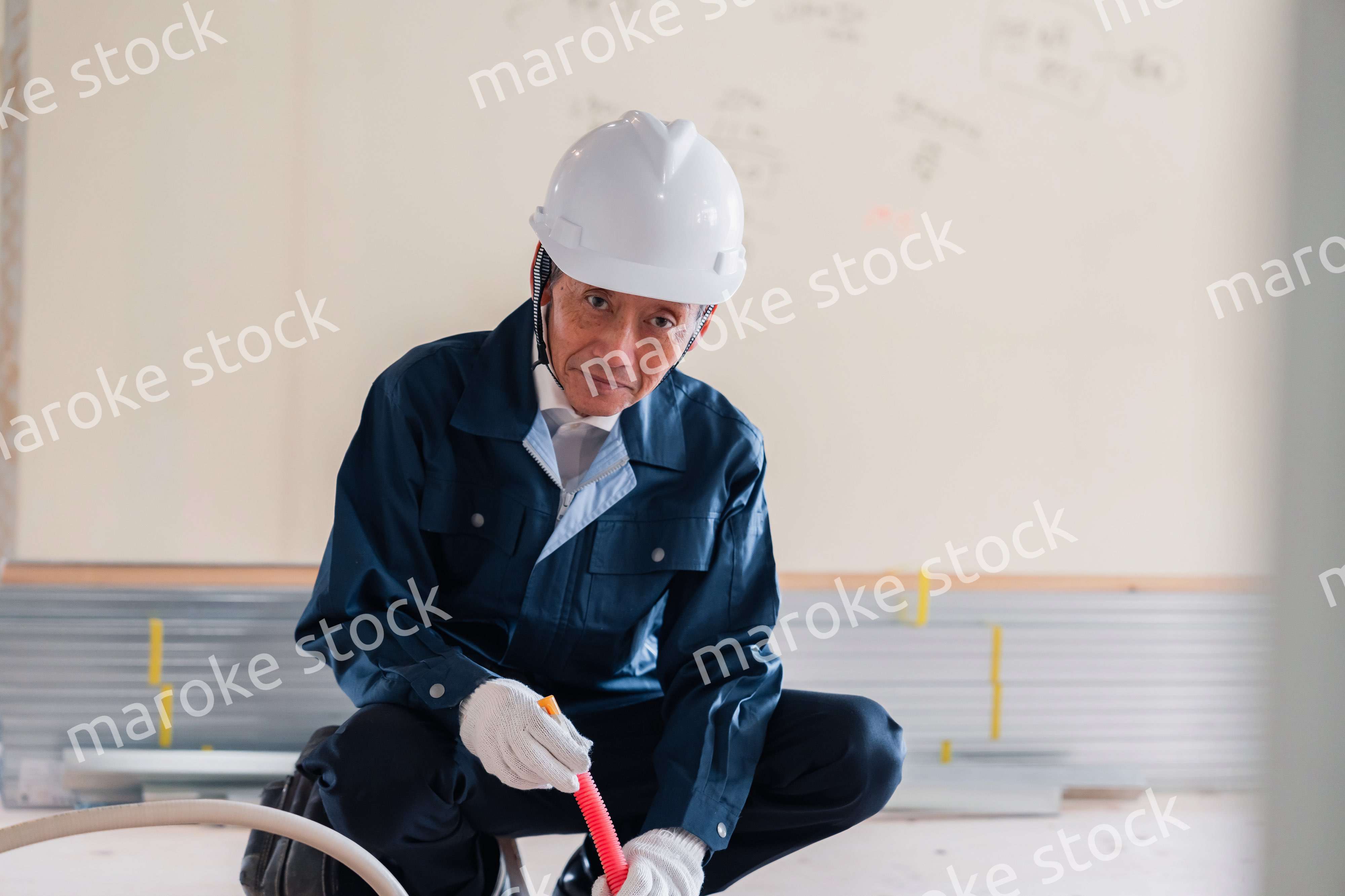 配管の作業をする大工