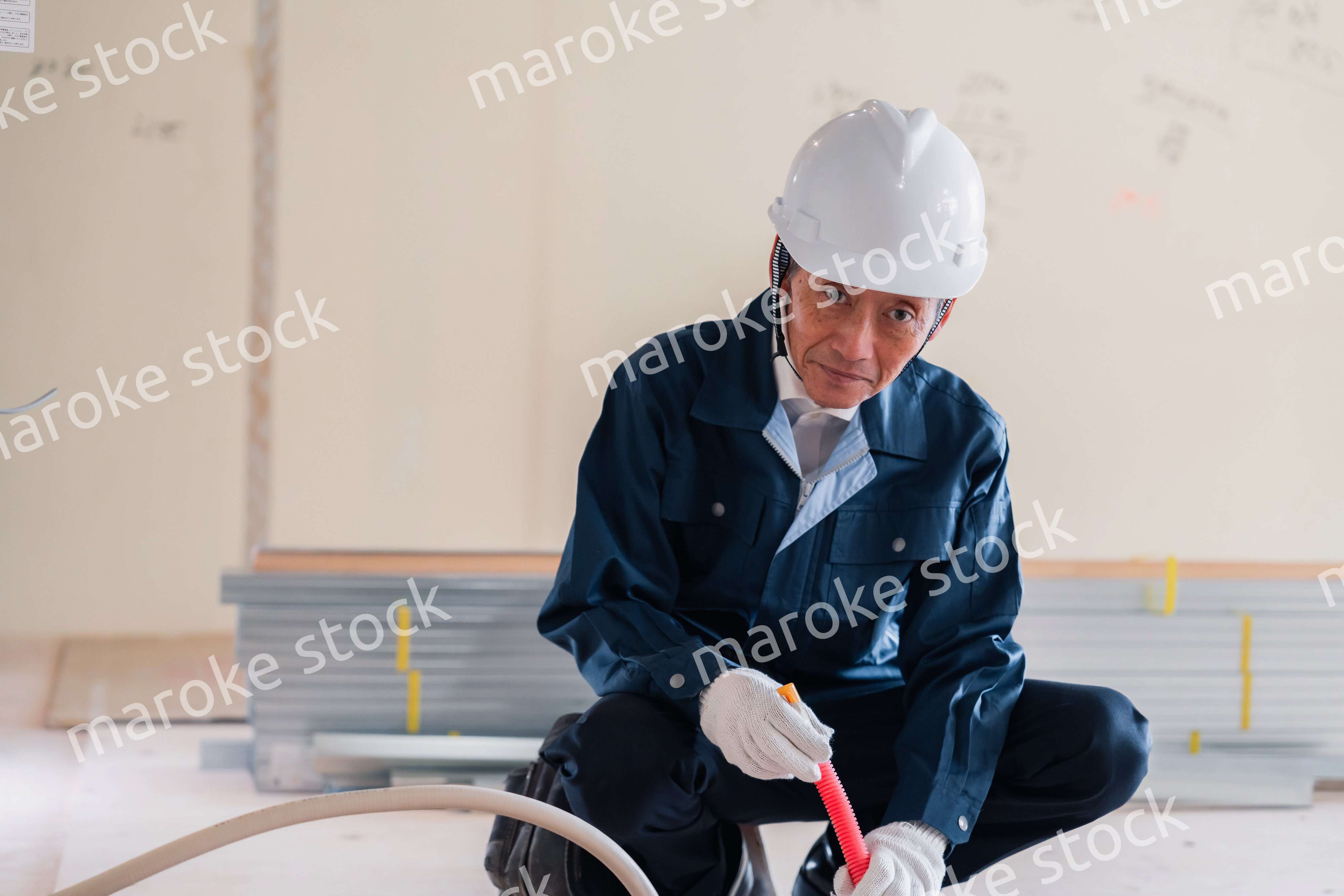 配管の作業をする大工