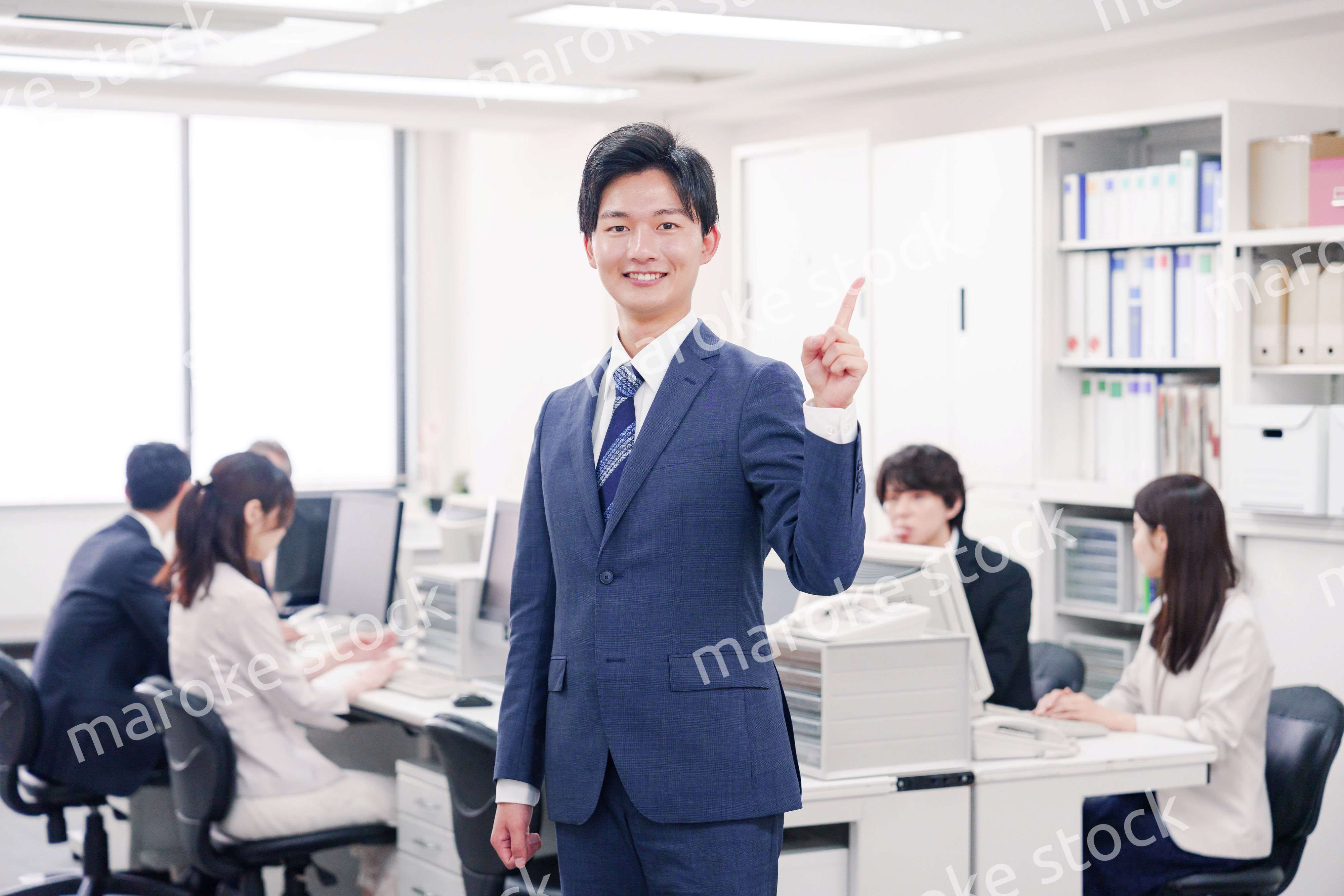 オフィスでポイントを指差すスーツを着たビジネスマン