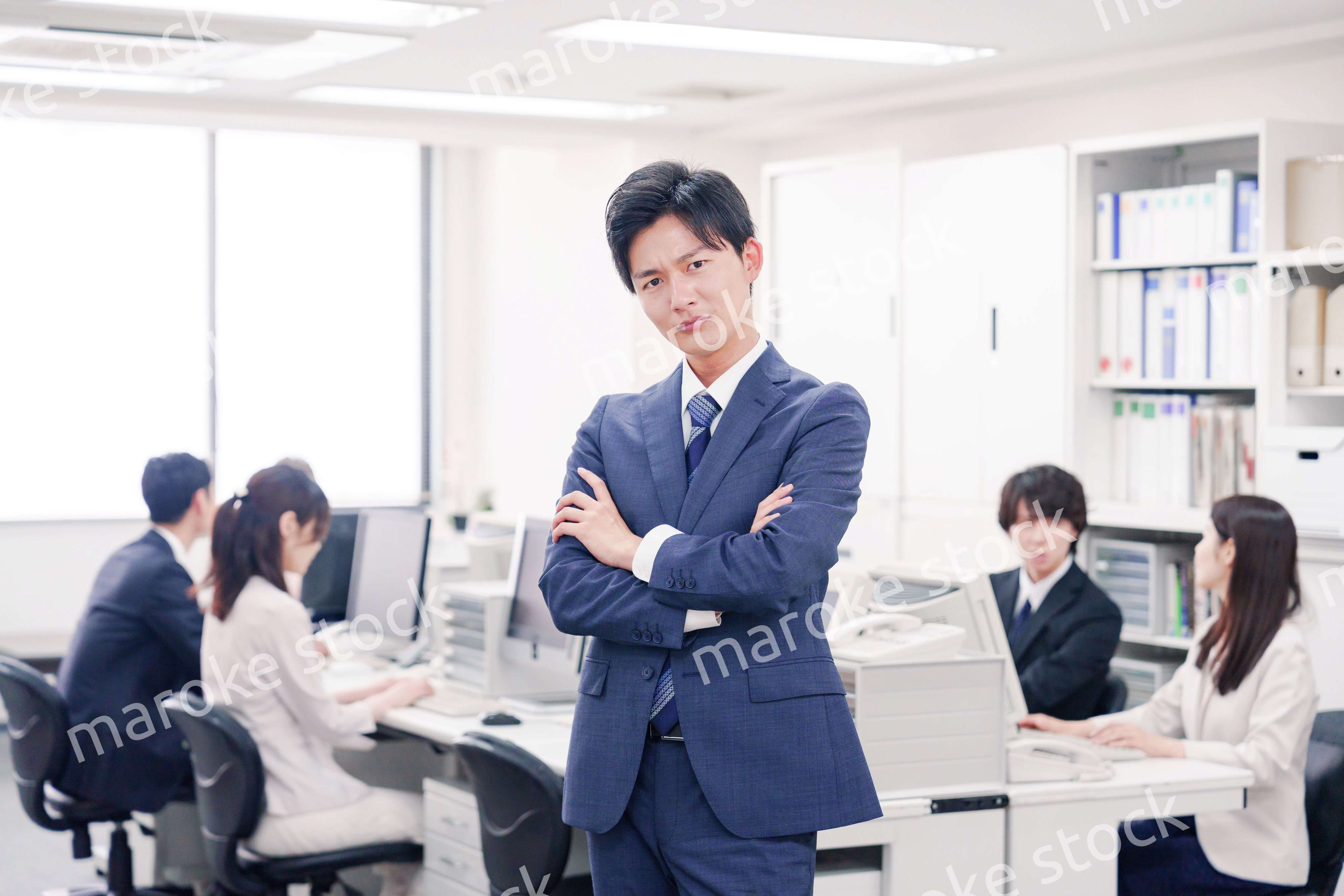 オフィスで悩むスーツを着たビジネスマン