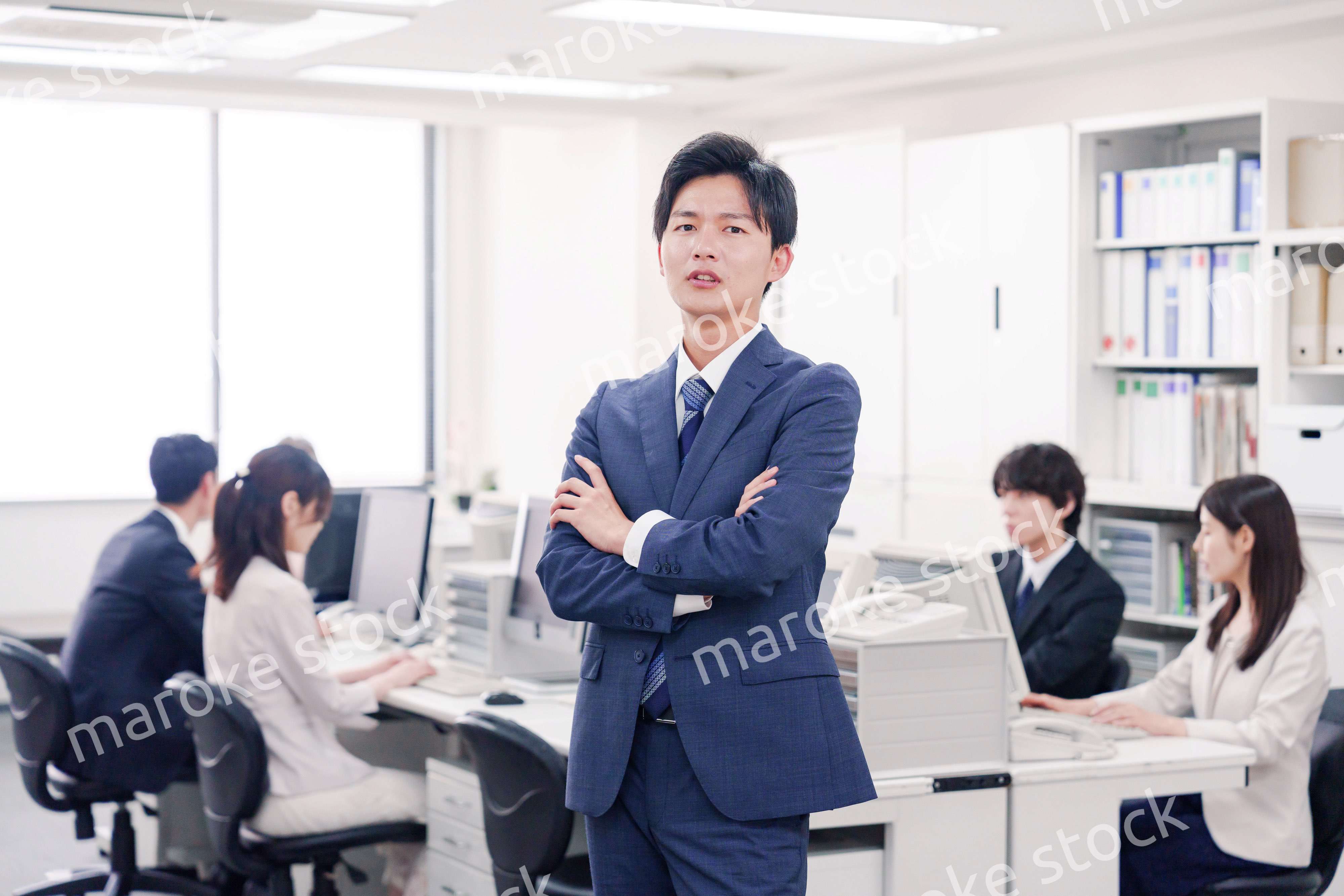 オフィスで悩むスーツを着たビジネスマン