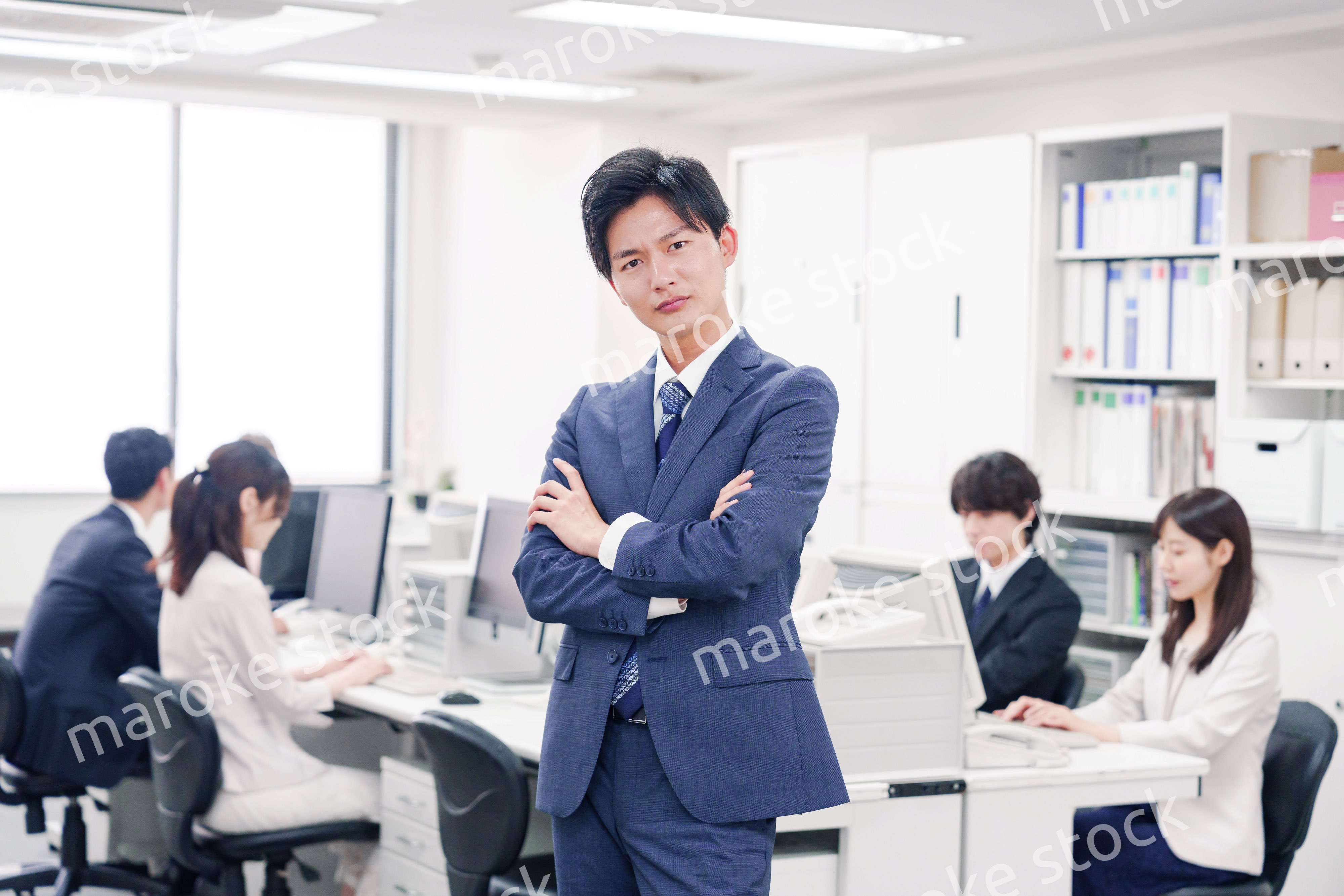 オフィスで悩むスーツを着たビジネスマン