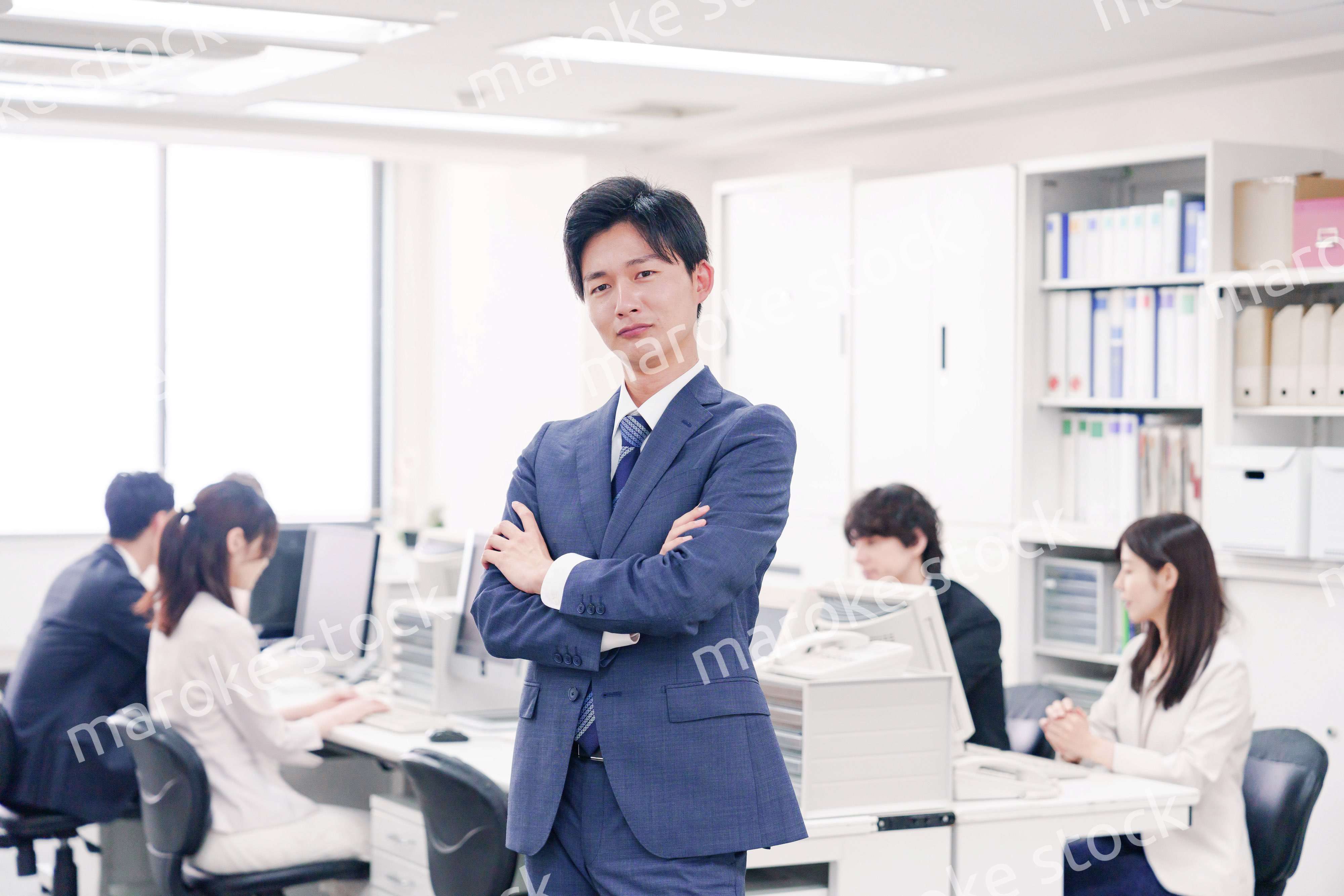 オフィスで悩むスーツを着たビジネスマン