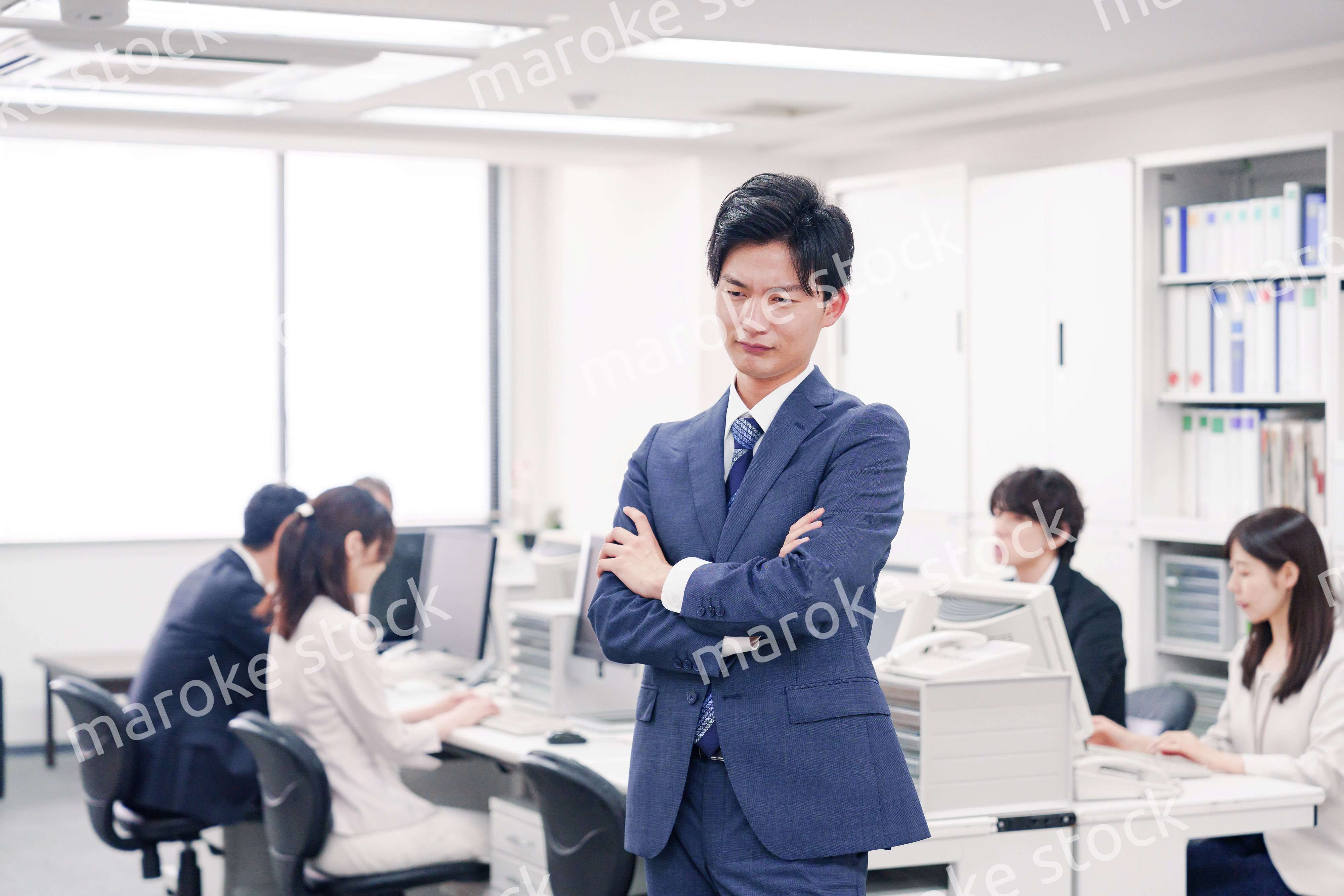 オフィスで悩むスーツを着たビジネスマン