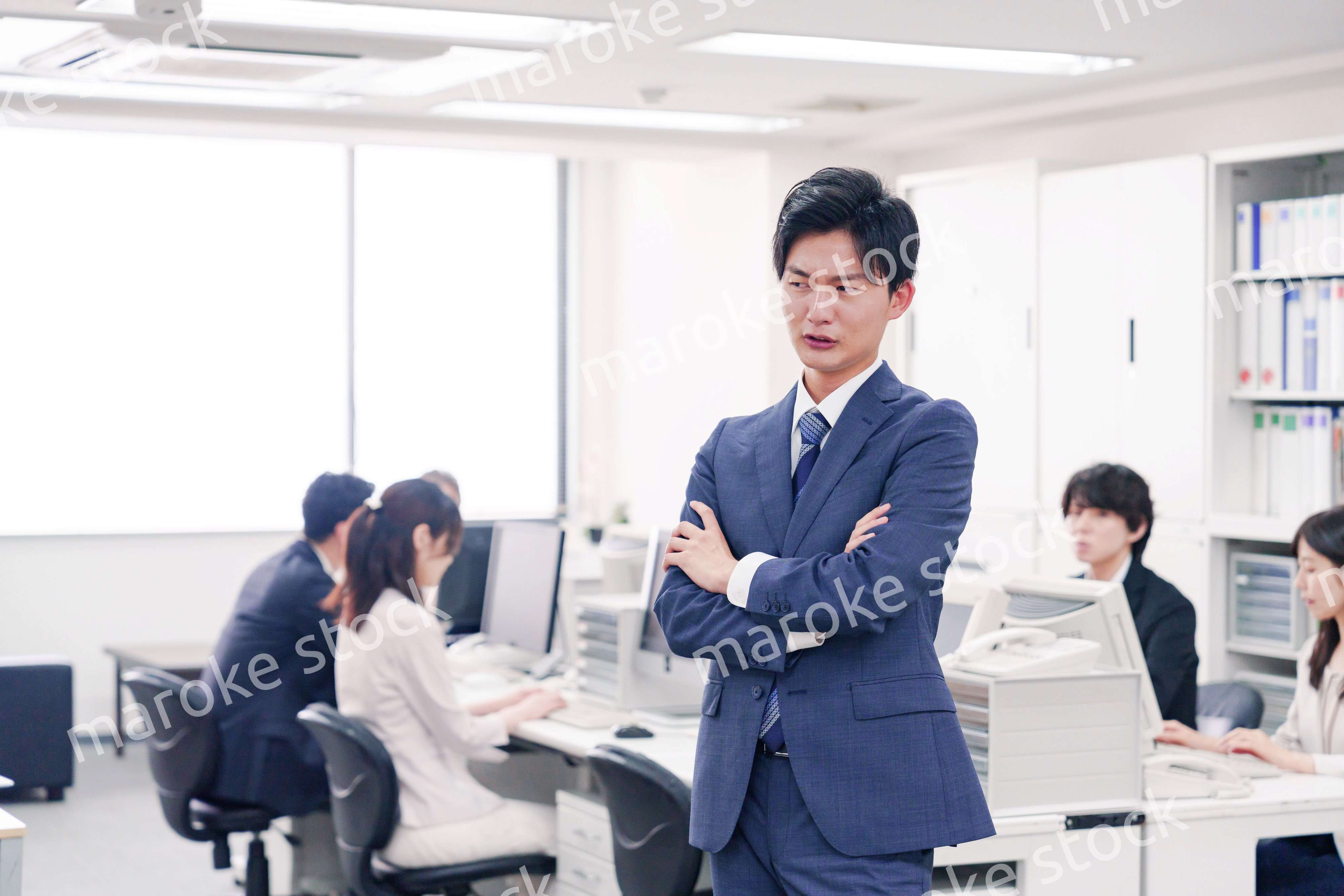 オフィスで悩むスーツを着たビジネスマン