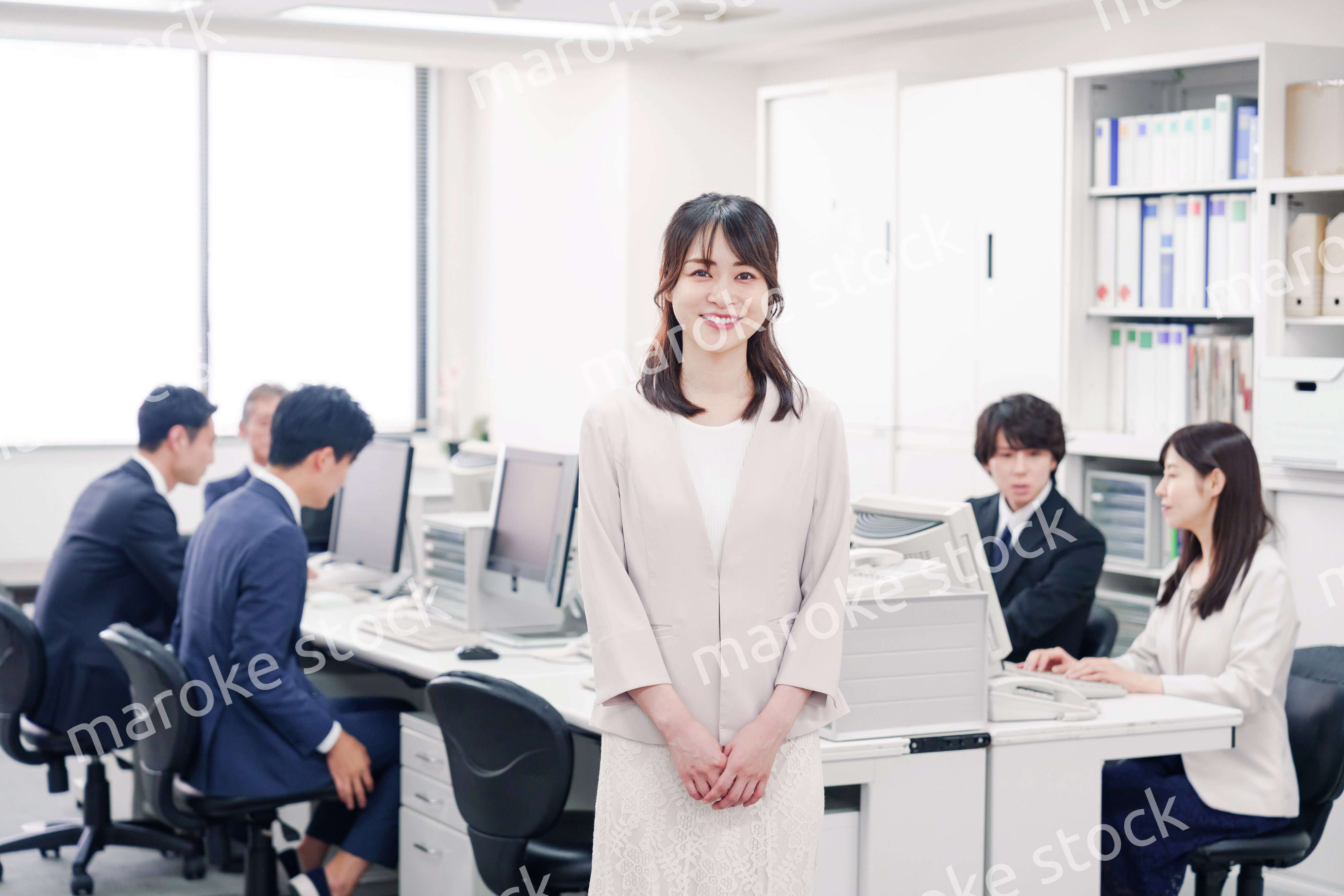 オフィスで笑顔を見せる若い女性社員