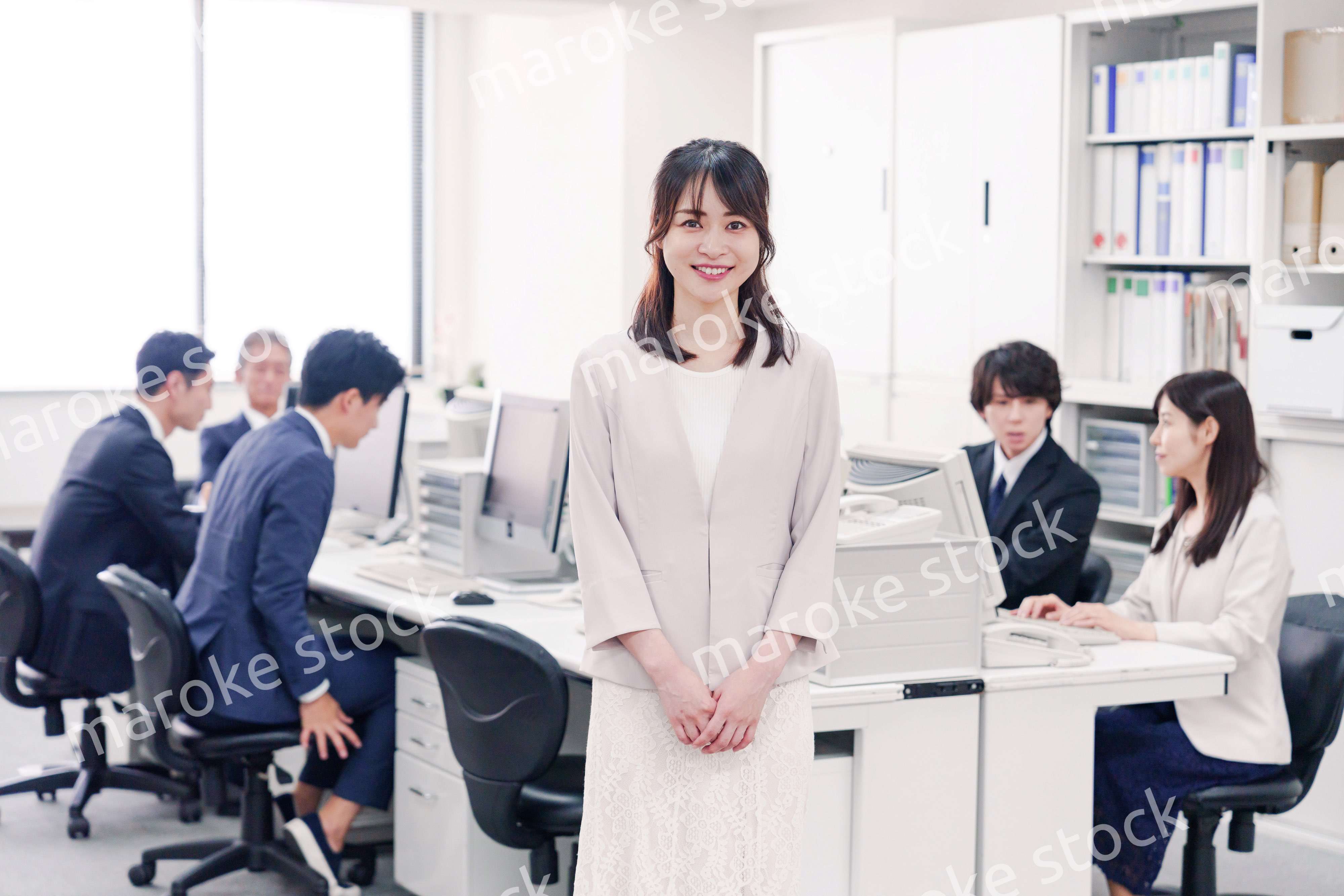 オフィスで笑顔を見せる若い女性社員