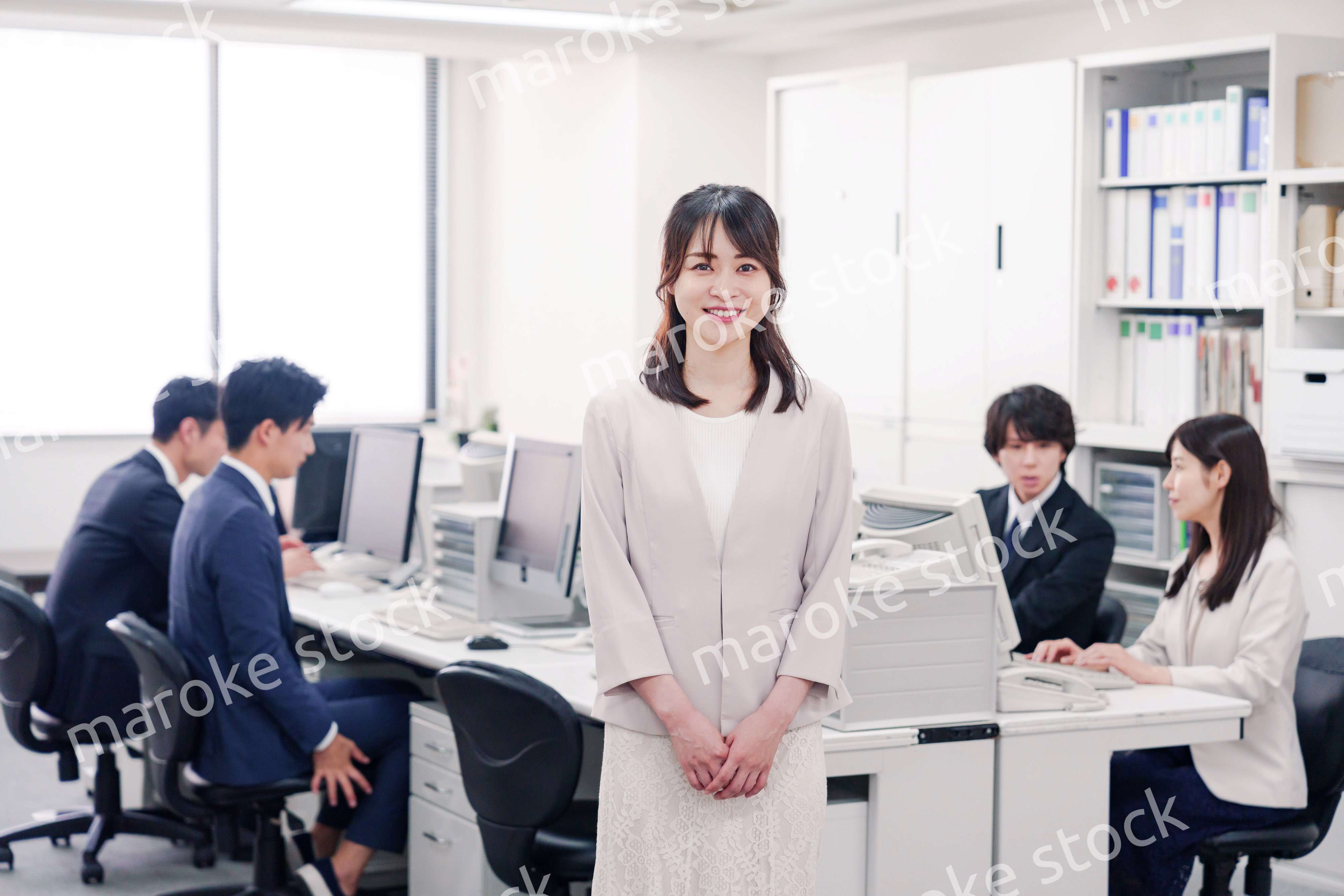 オフィスで笑顔を見せる若い女性社員