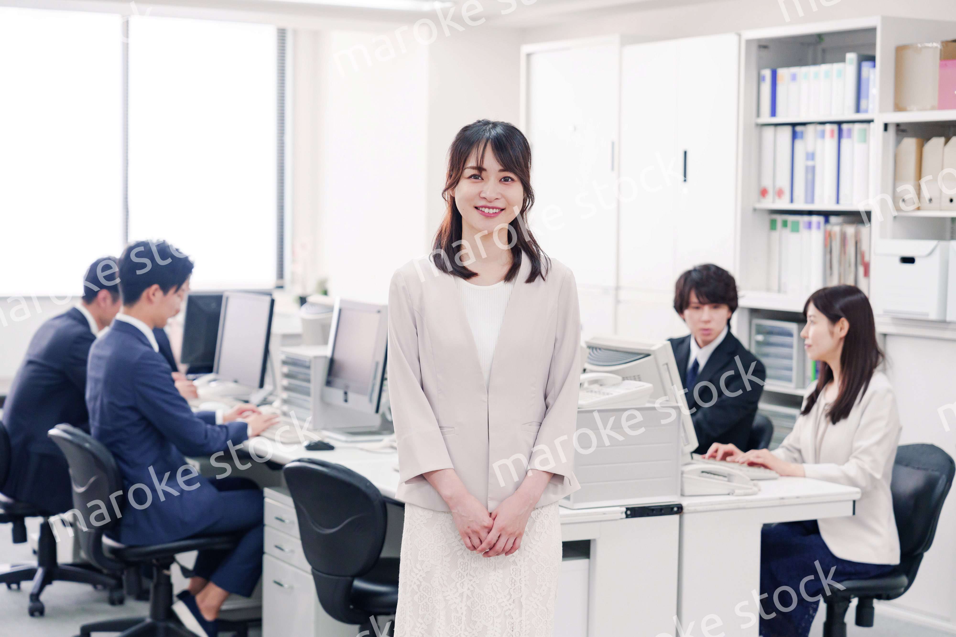 オフィスで笑顔を見せる若い女性社員