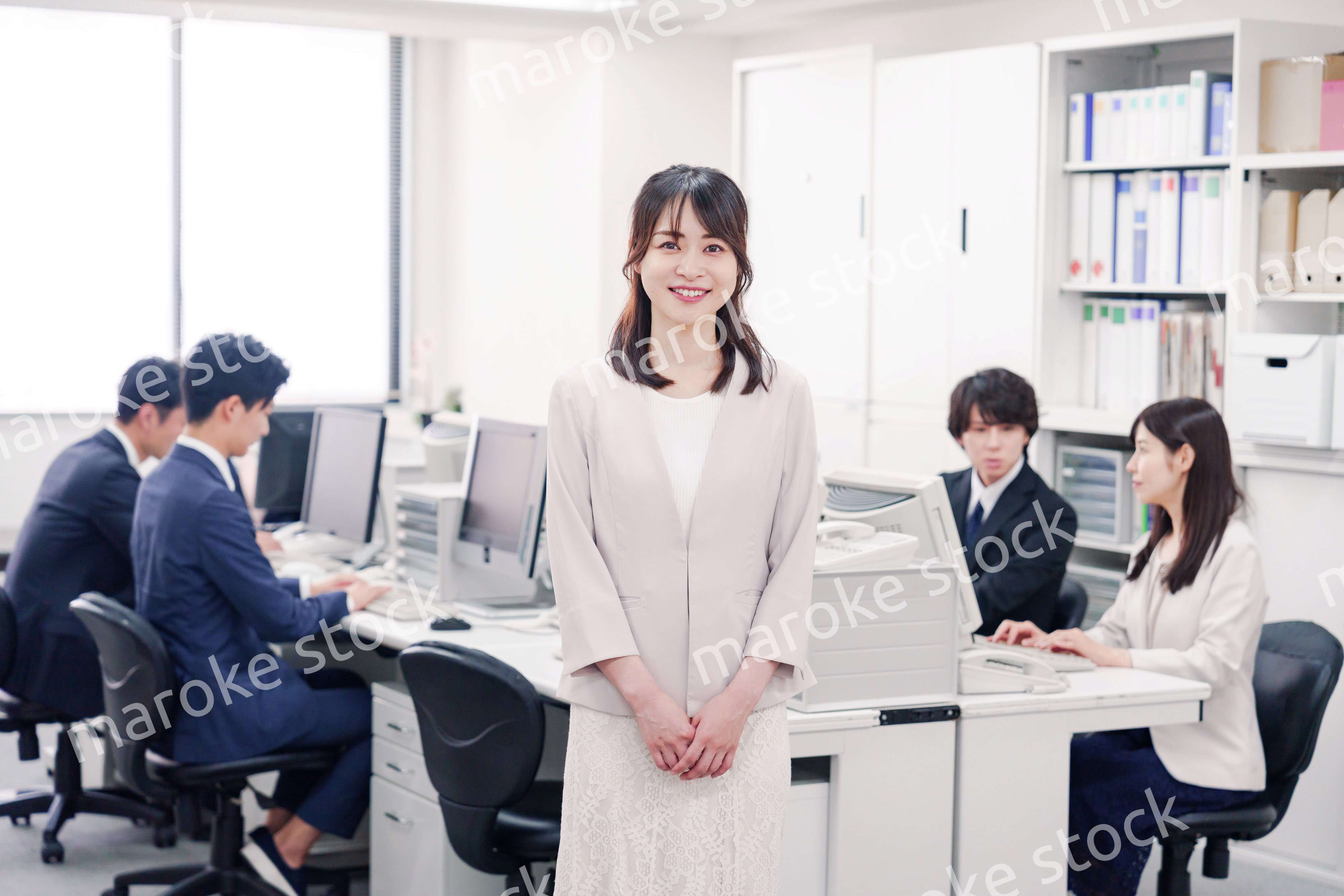 オフィスで笑顔を見せる若い女性社員