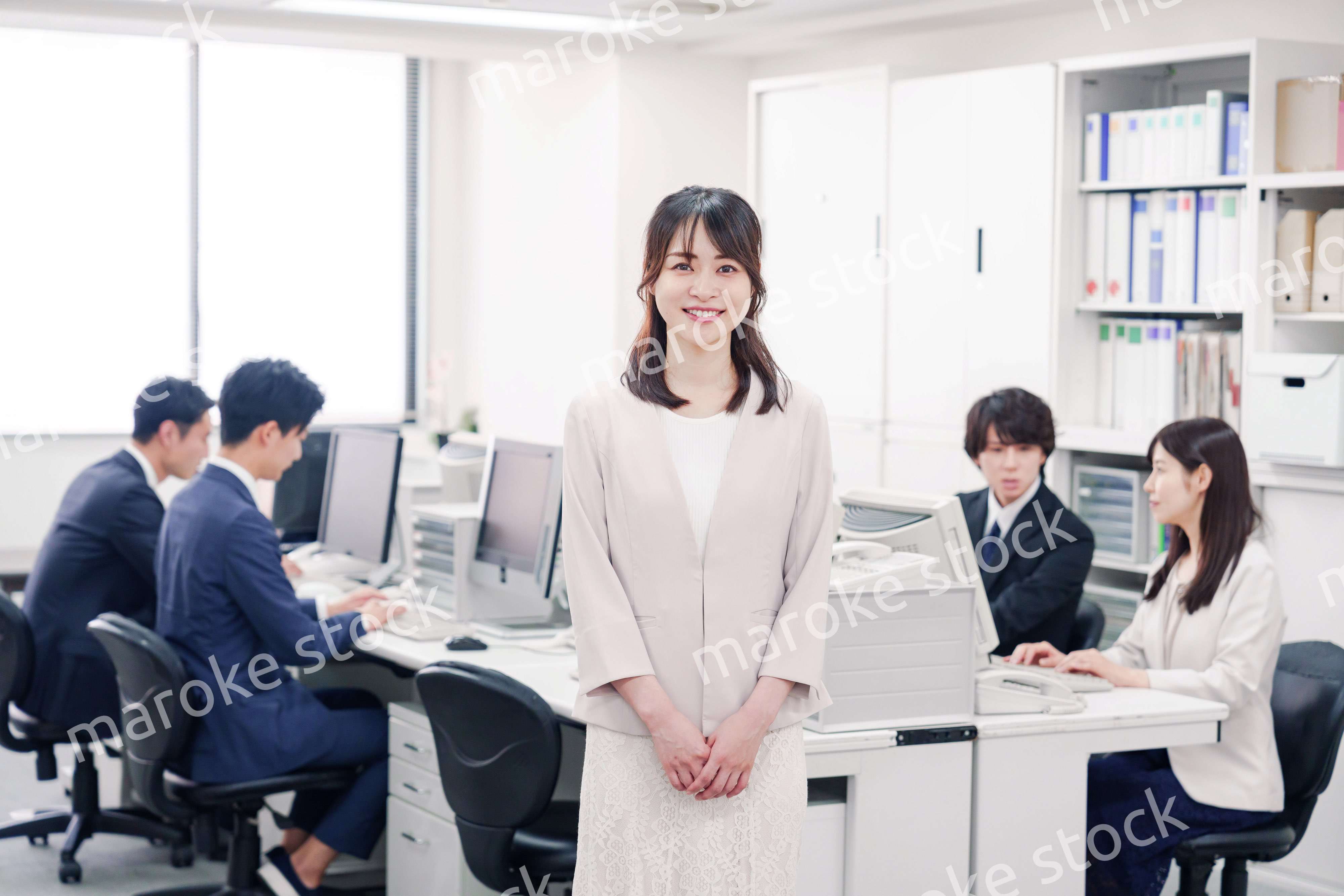 オフィスで笑顔を見せる若い女性社員