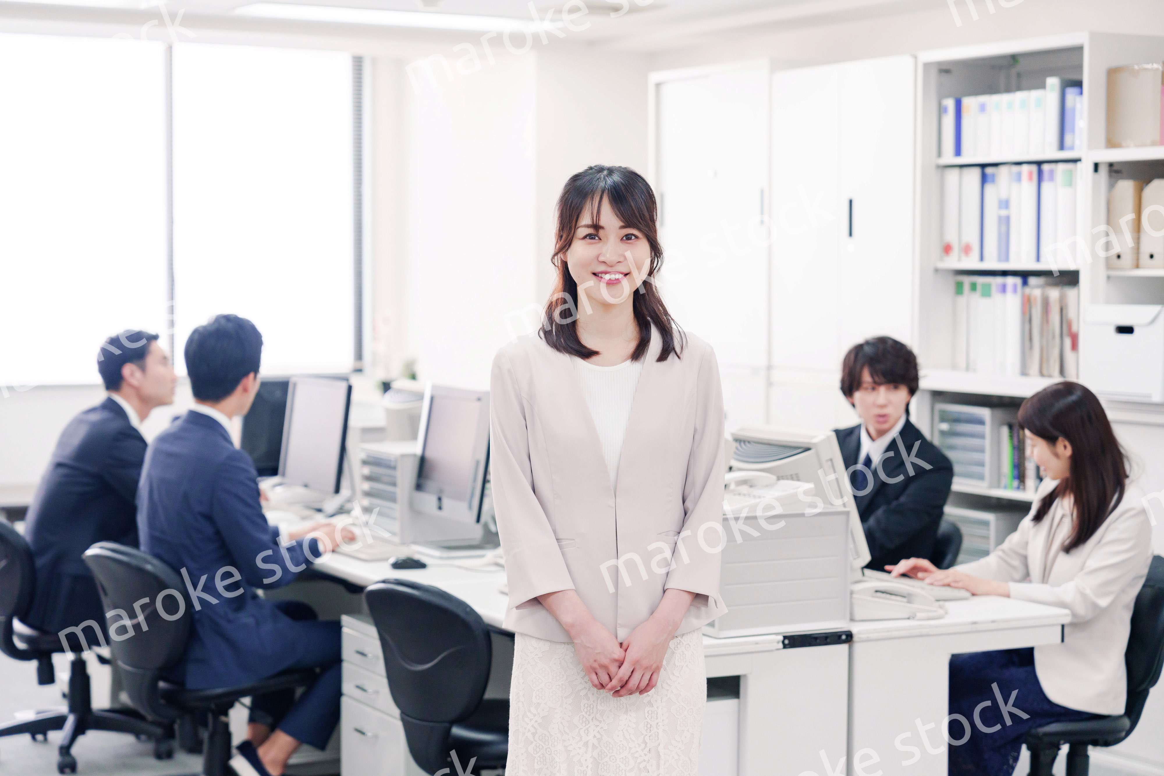 オフィスで笑顔を見せる若い女性社員