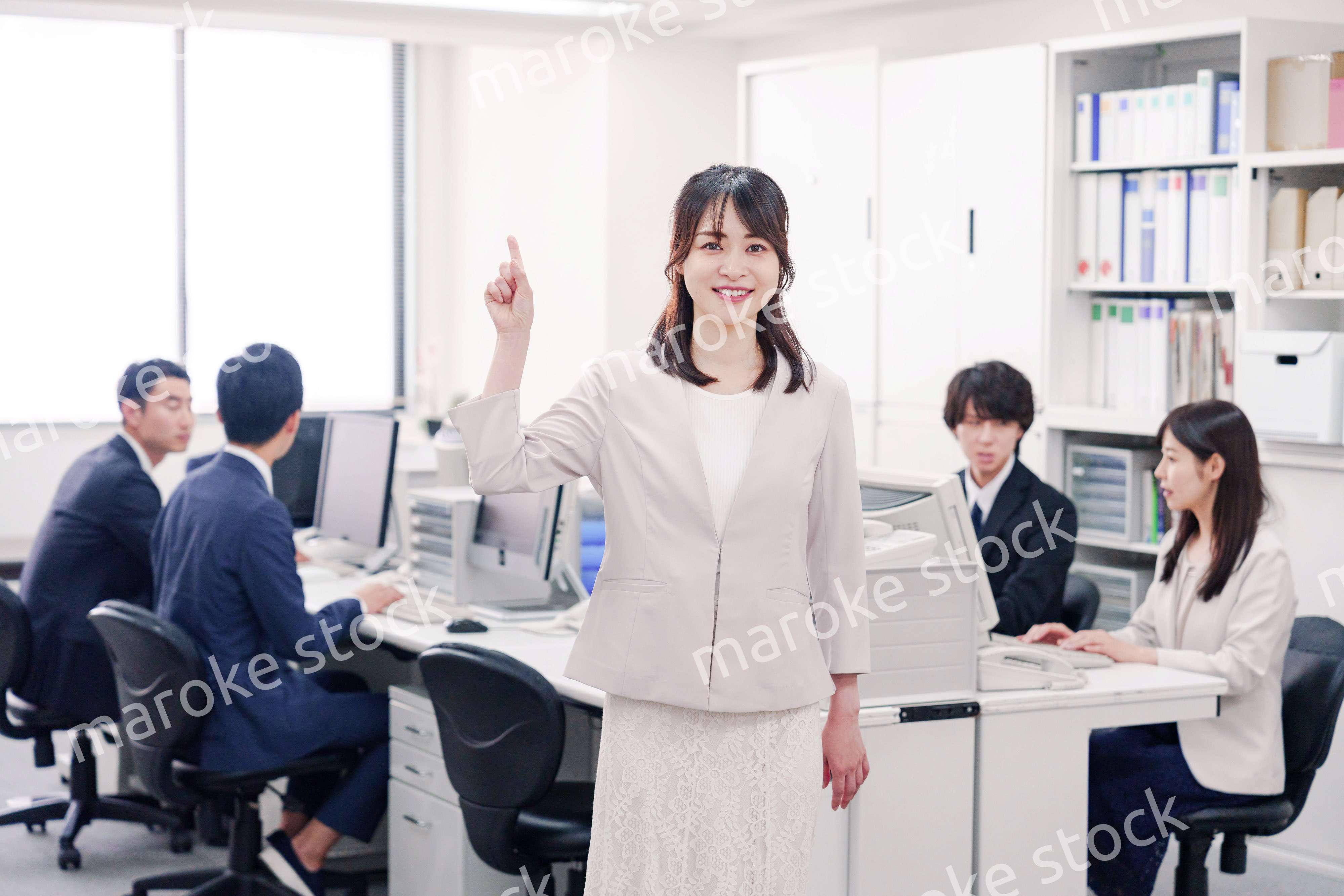 オフィスでポイントを指差す若い女性社員