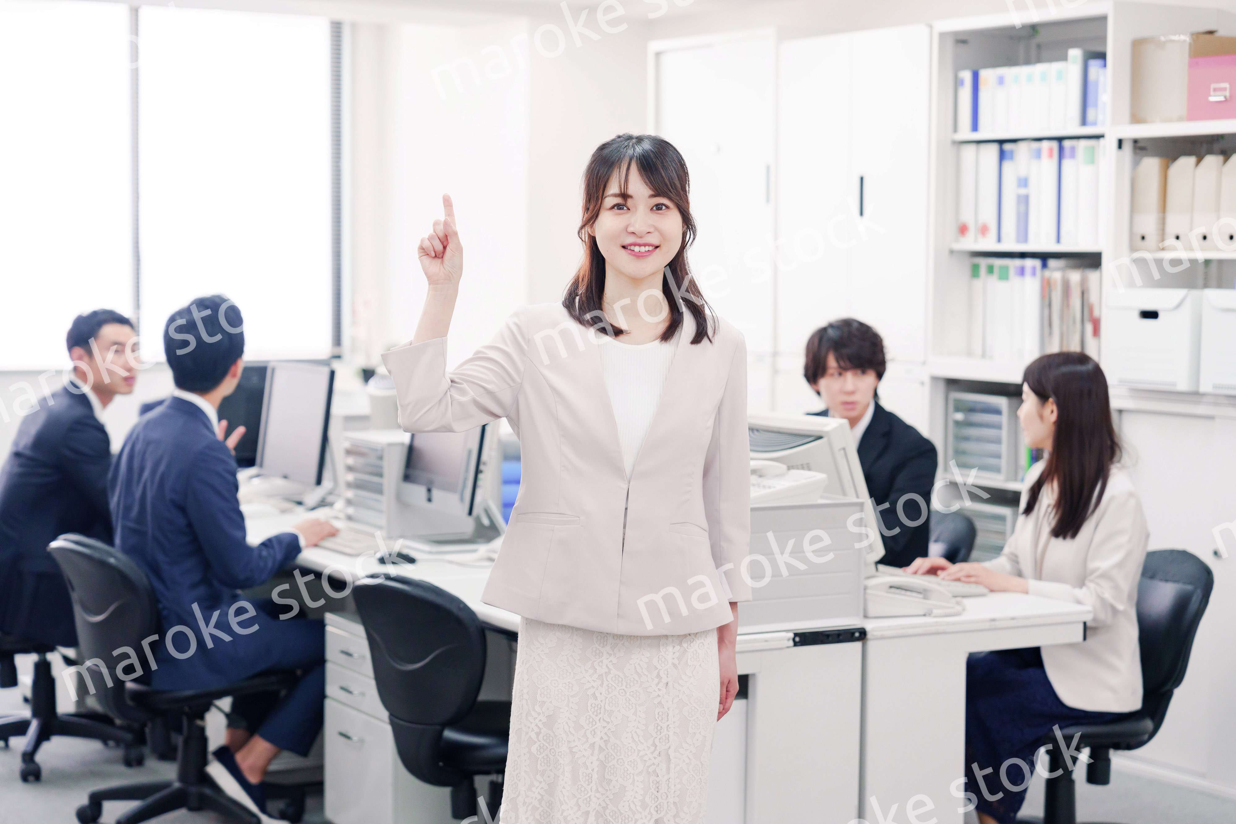 オフィスでポイントを指差す若い女性社員