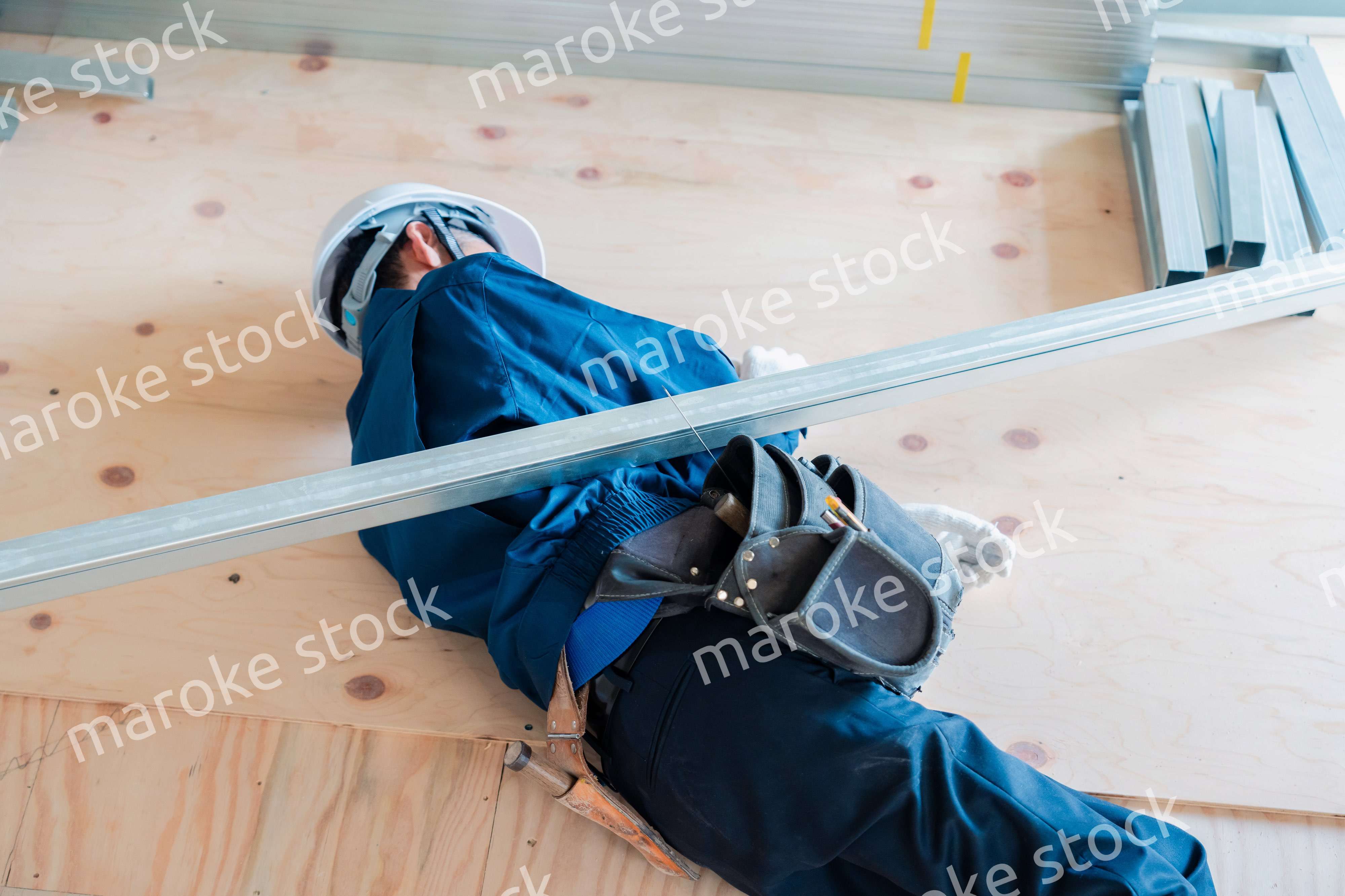 建設現場で転倒する大工さん