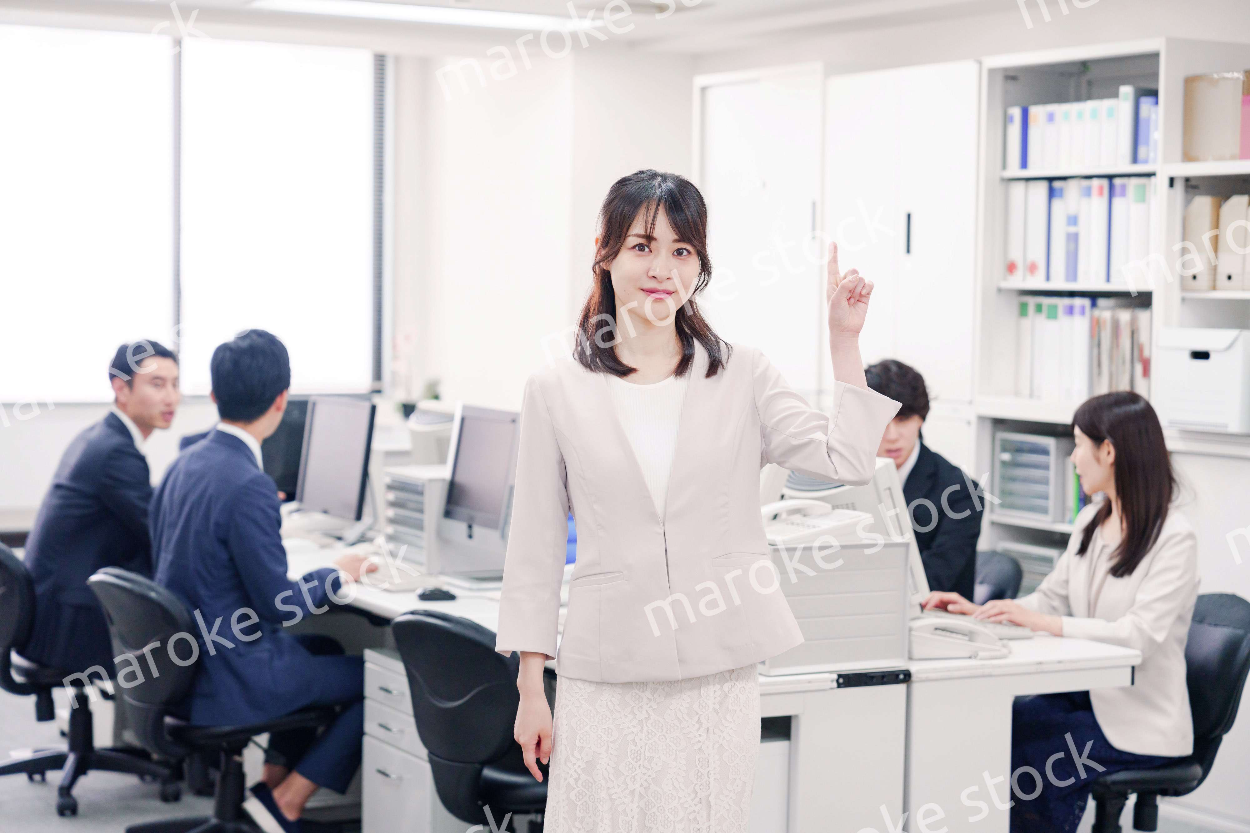 オフィスでポイントを指差す若い女性社員