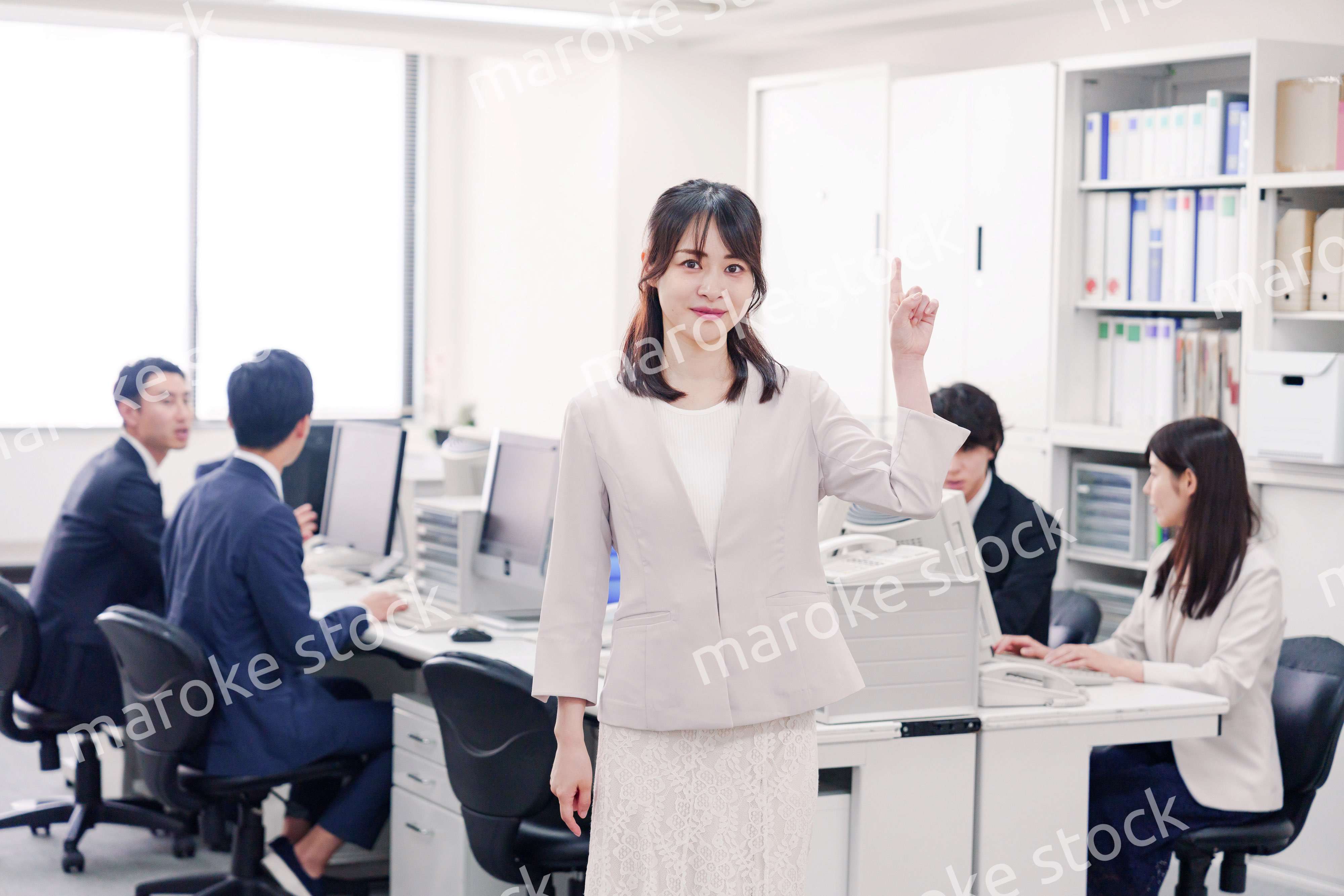 オフィスでポイントを指差す若い女性社員
