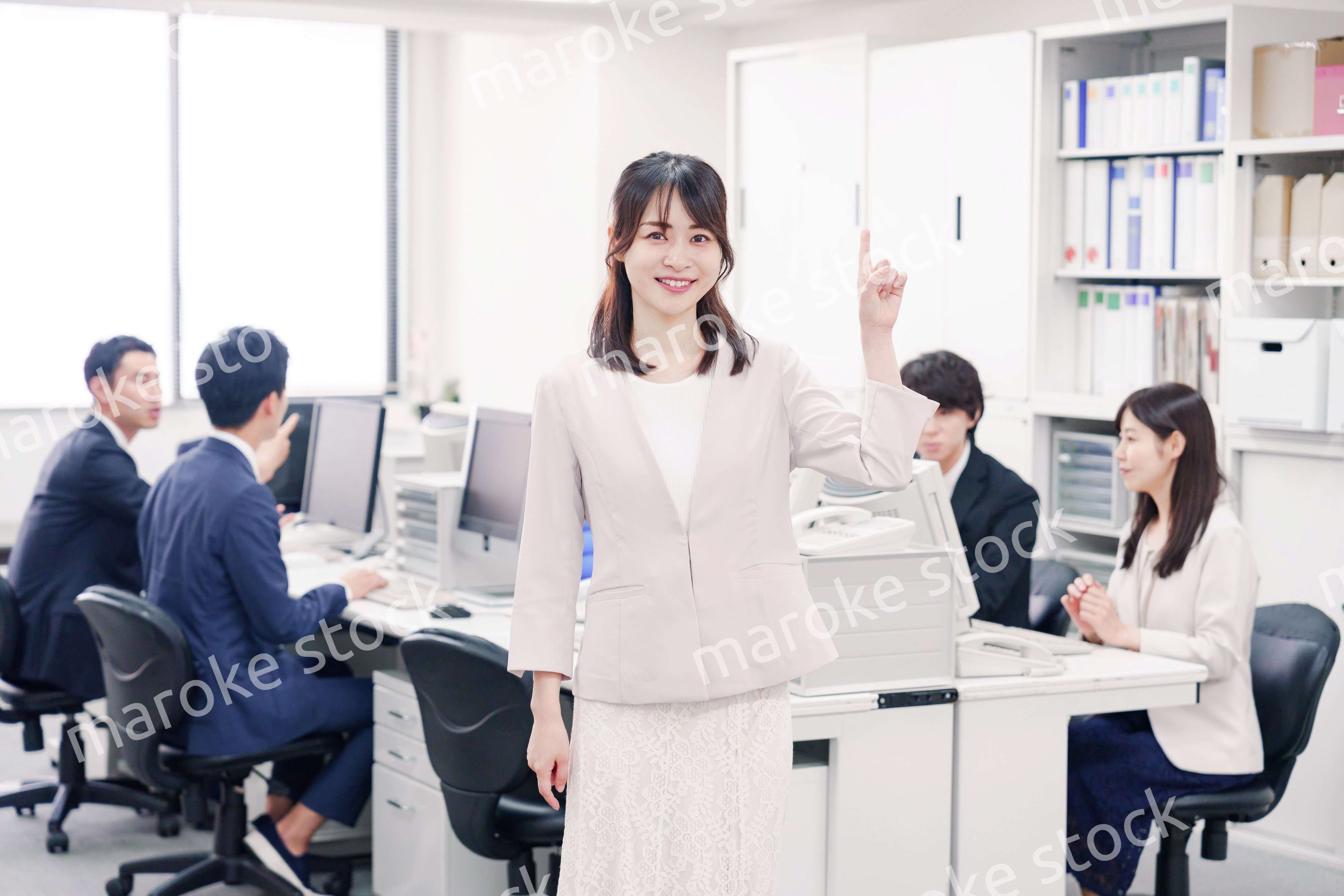 オフィスでポイントを指差す若い女性社員