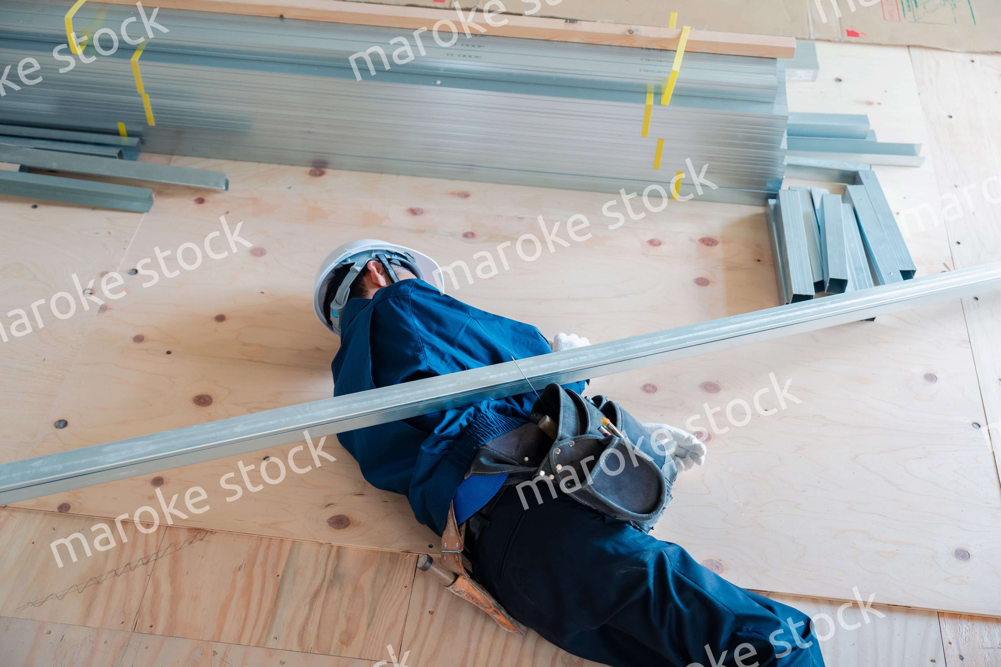 建設現場で転倒する大工さん