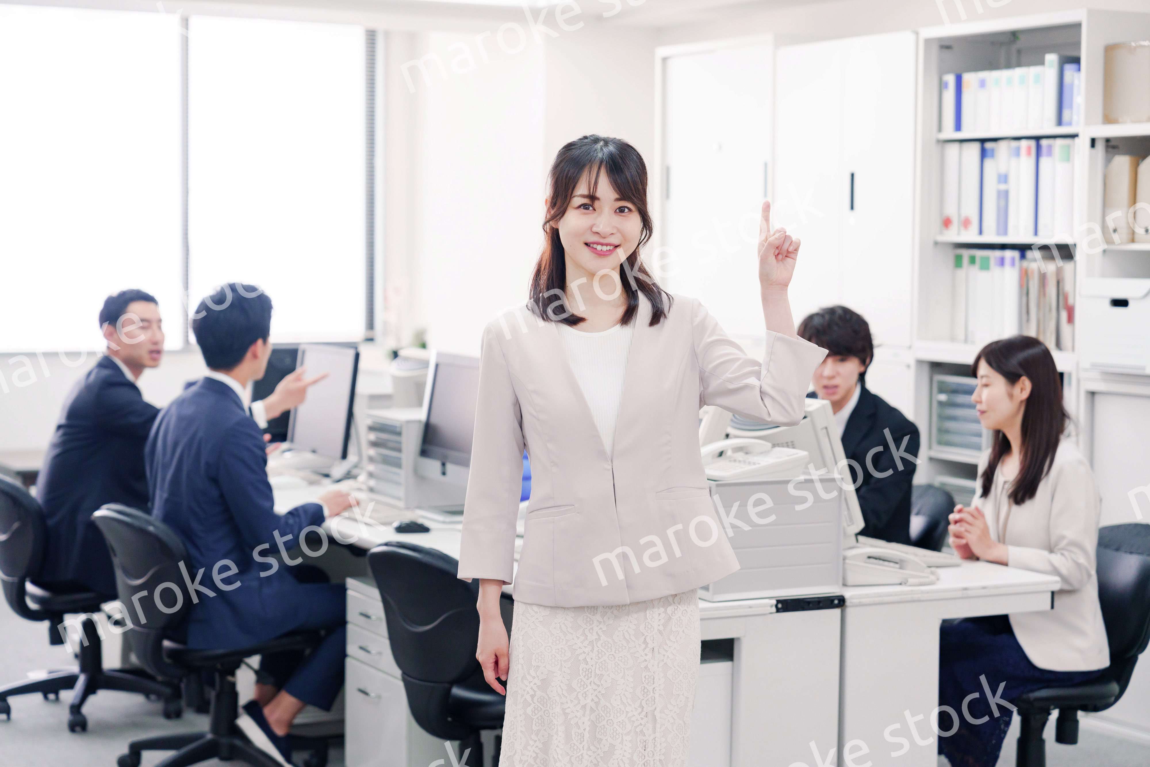 オフィスでポイントを指差す若い女性社員