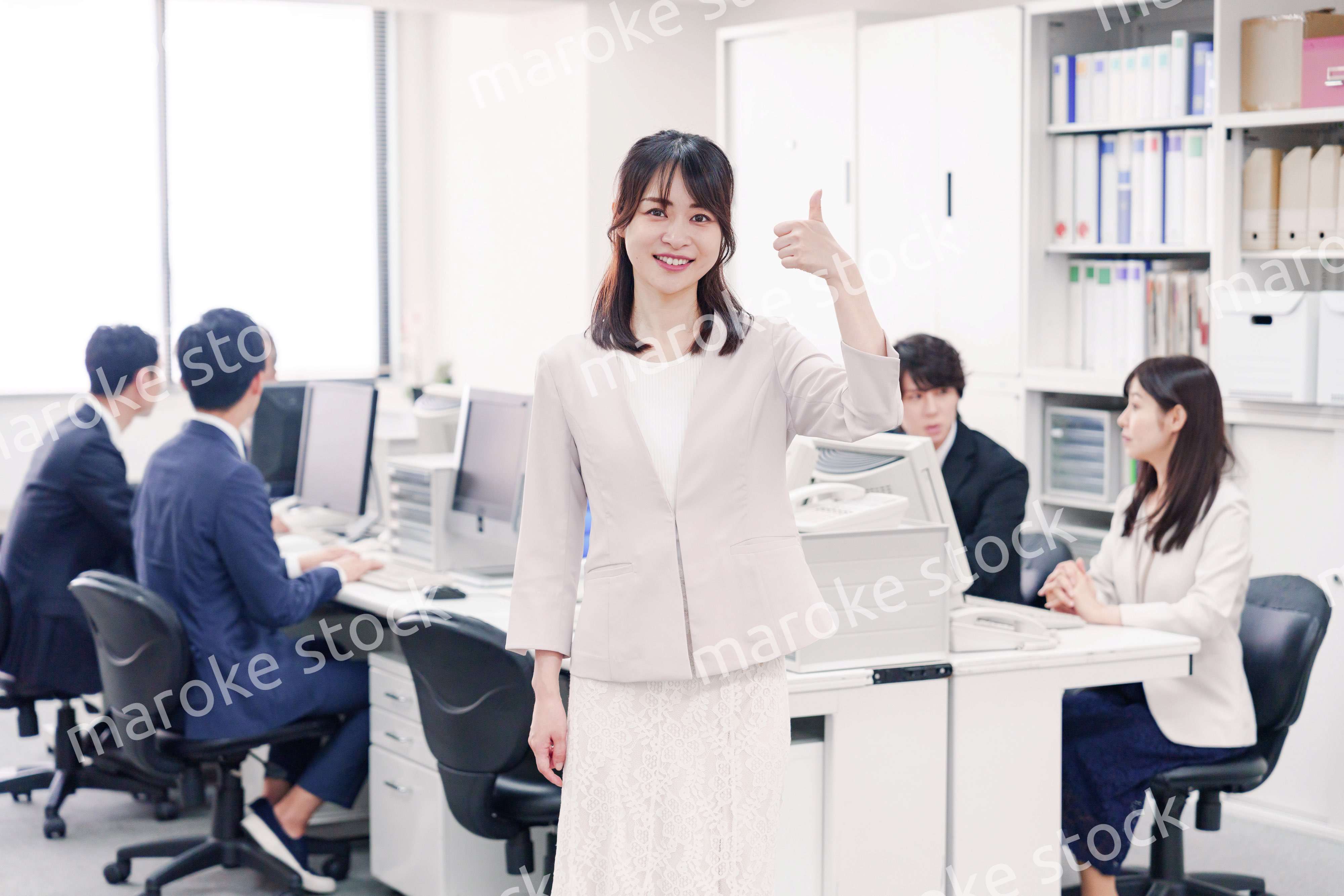 オフィスでOKサインをする若い女性社員