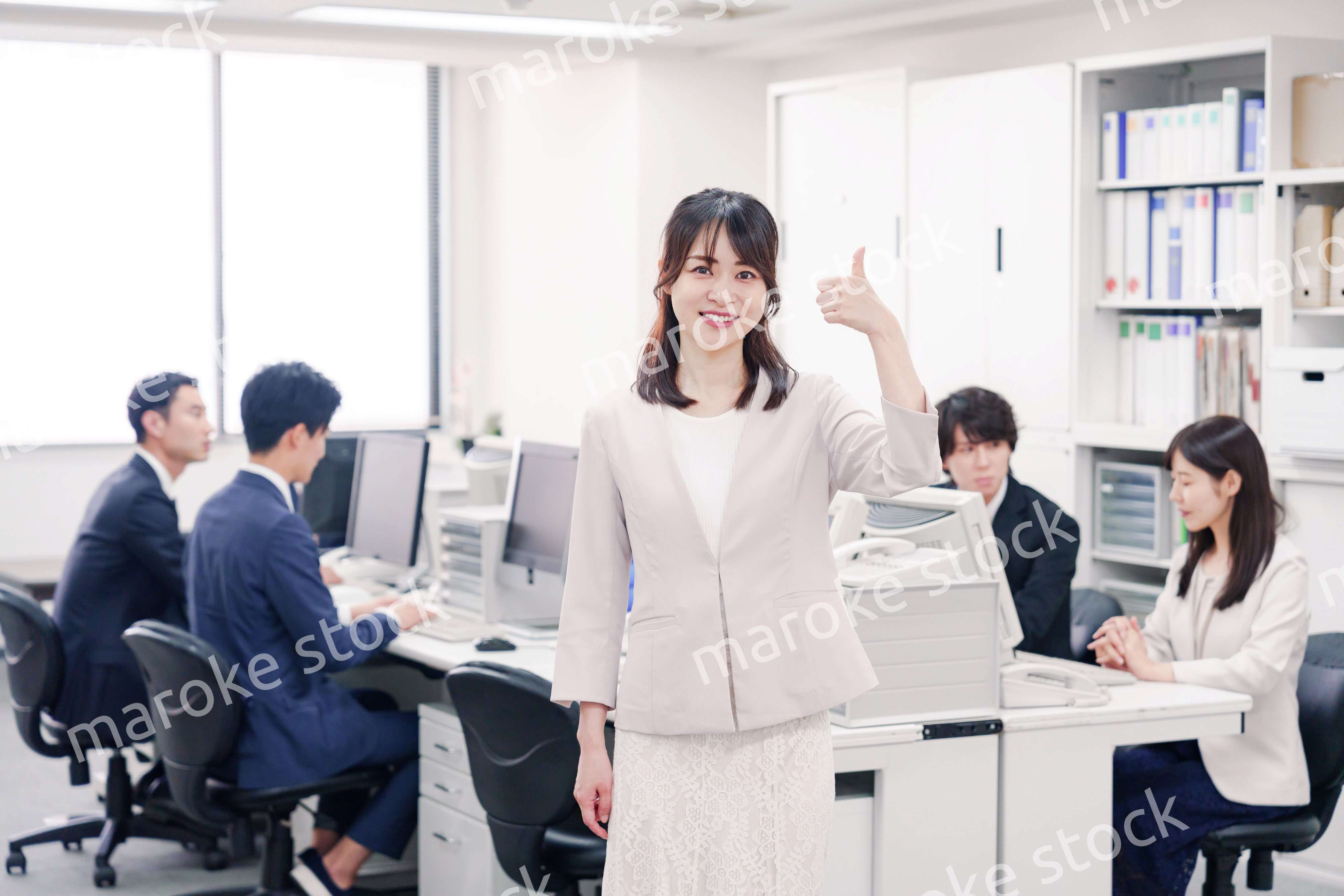 オフィスでOKサインをする若い女性社員