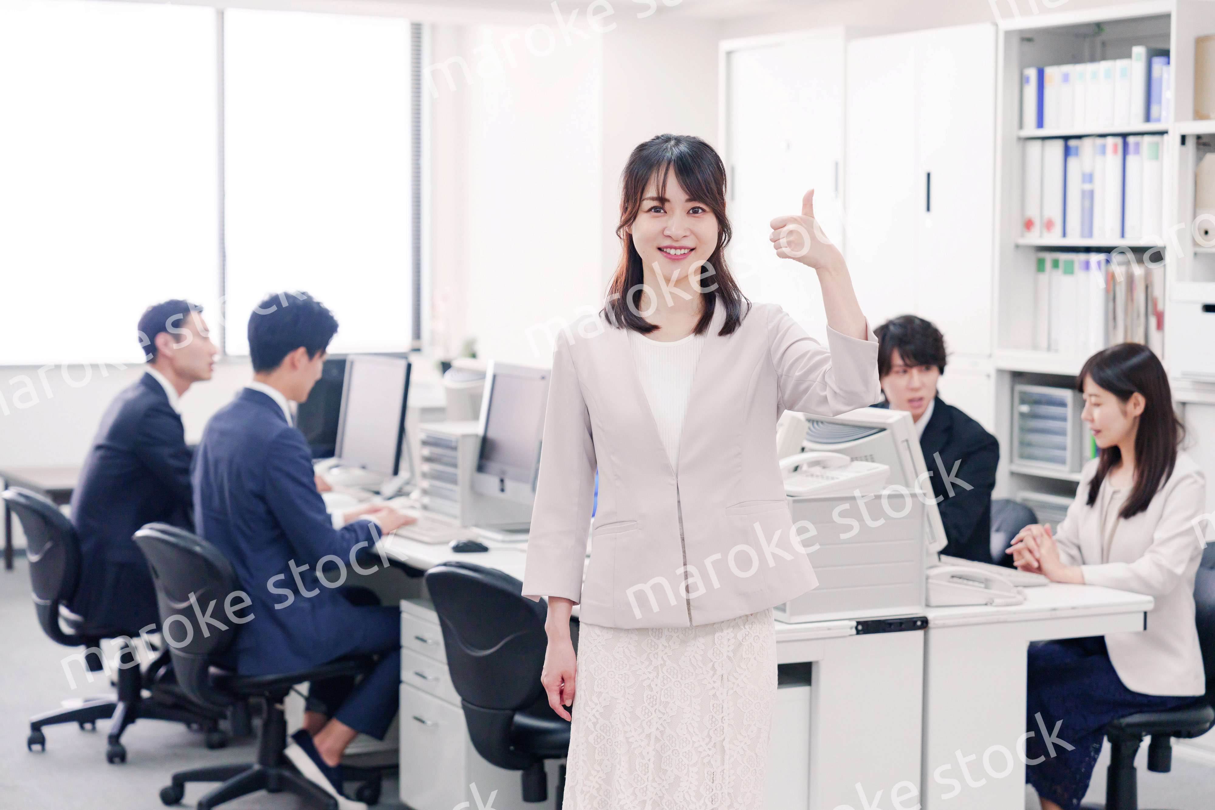 オフィスでOKサインをする若い女性社員