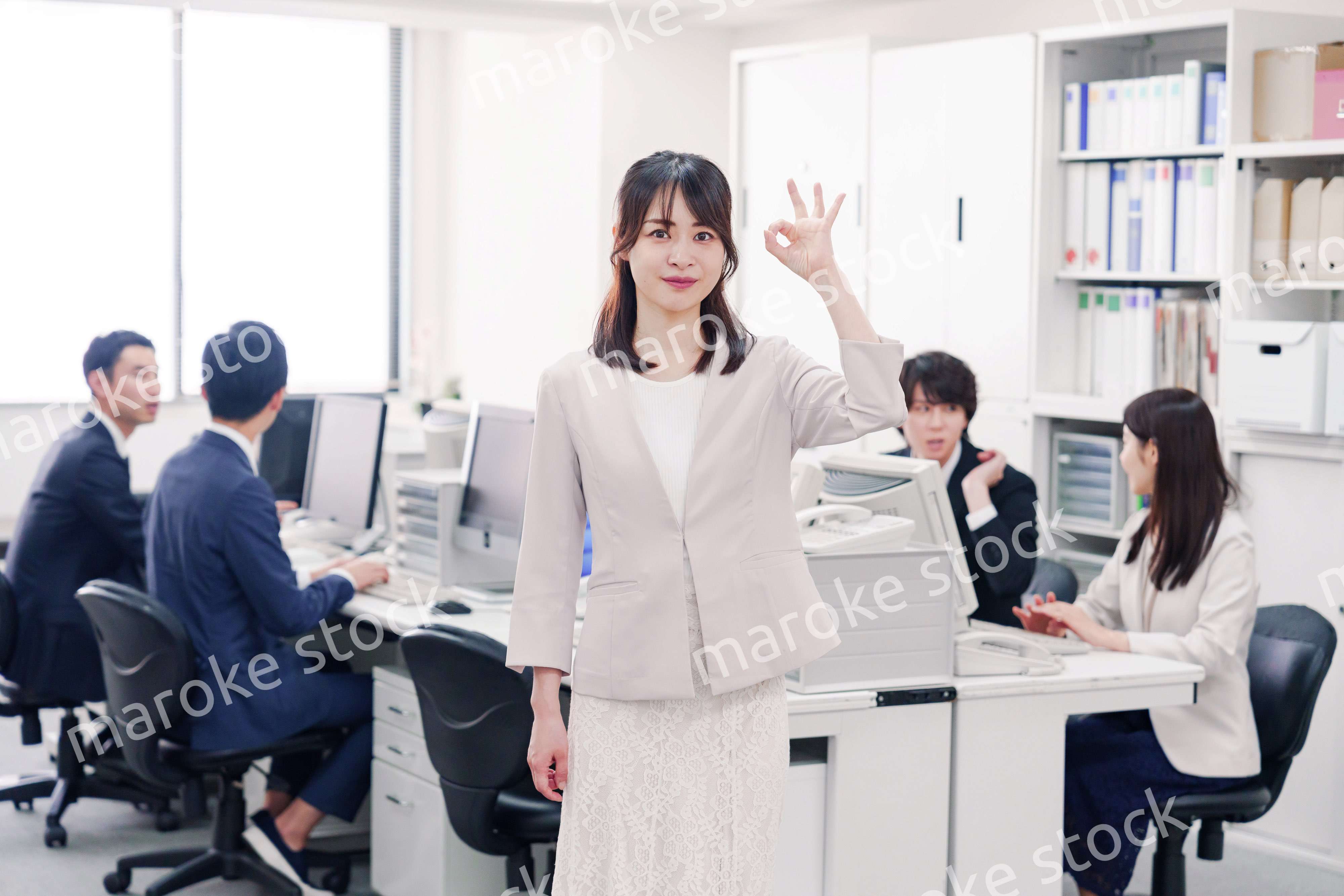 オフィスでOKサインをする若い女性社員