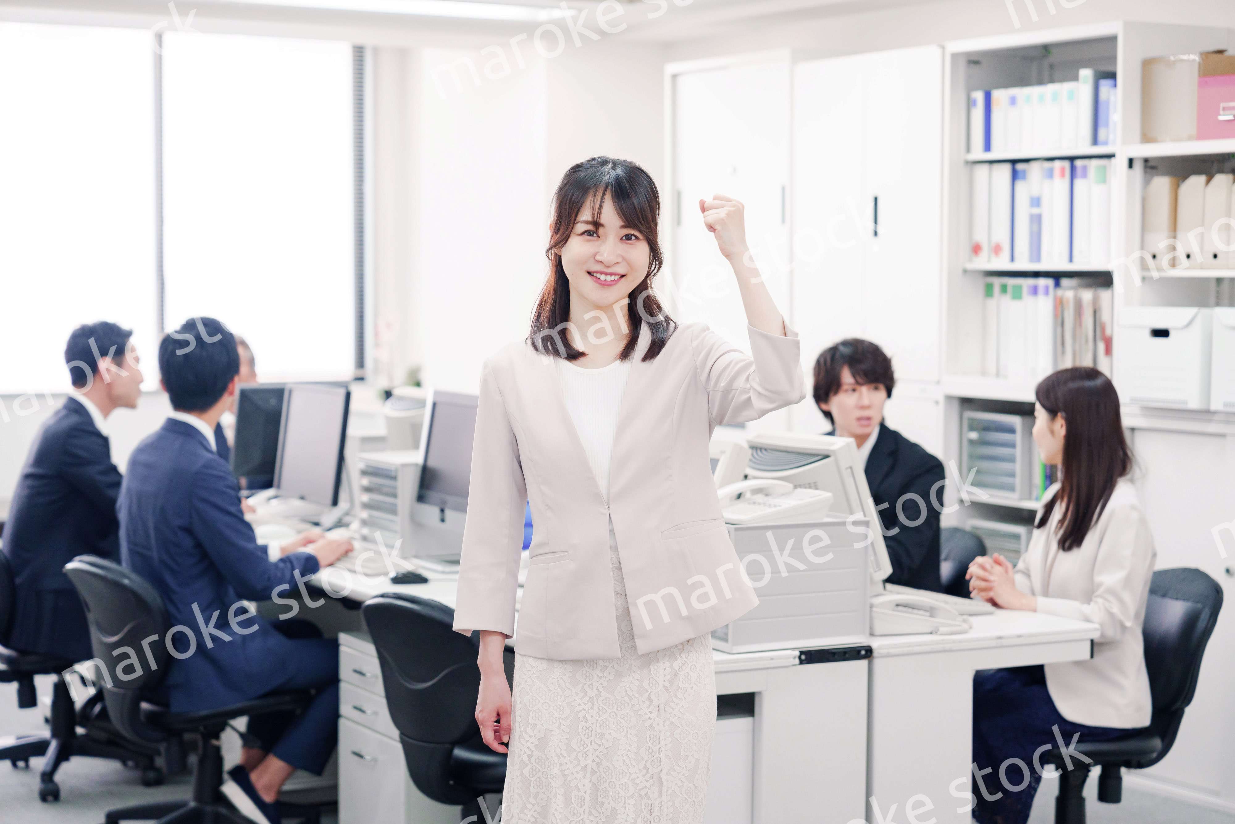 オフィスでOKサインをする若い女性社員