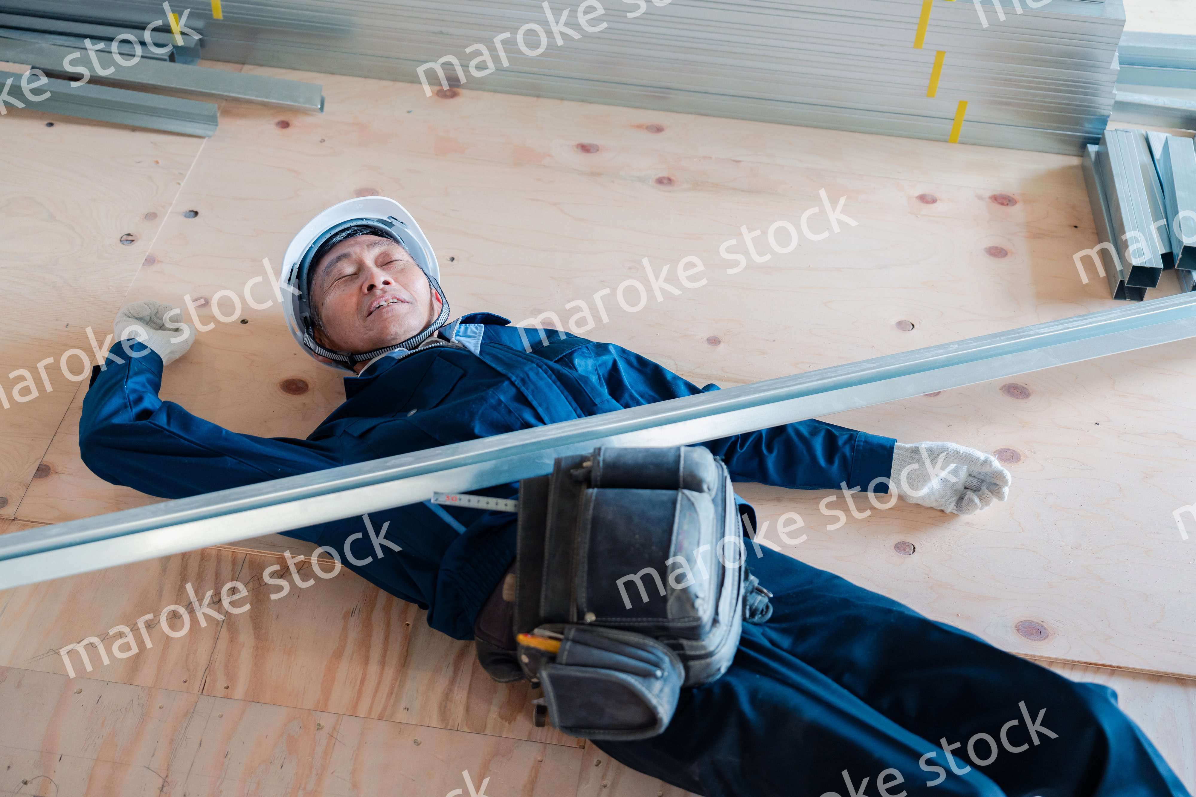 建設現場で転倒する大工さん