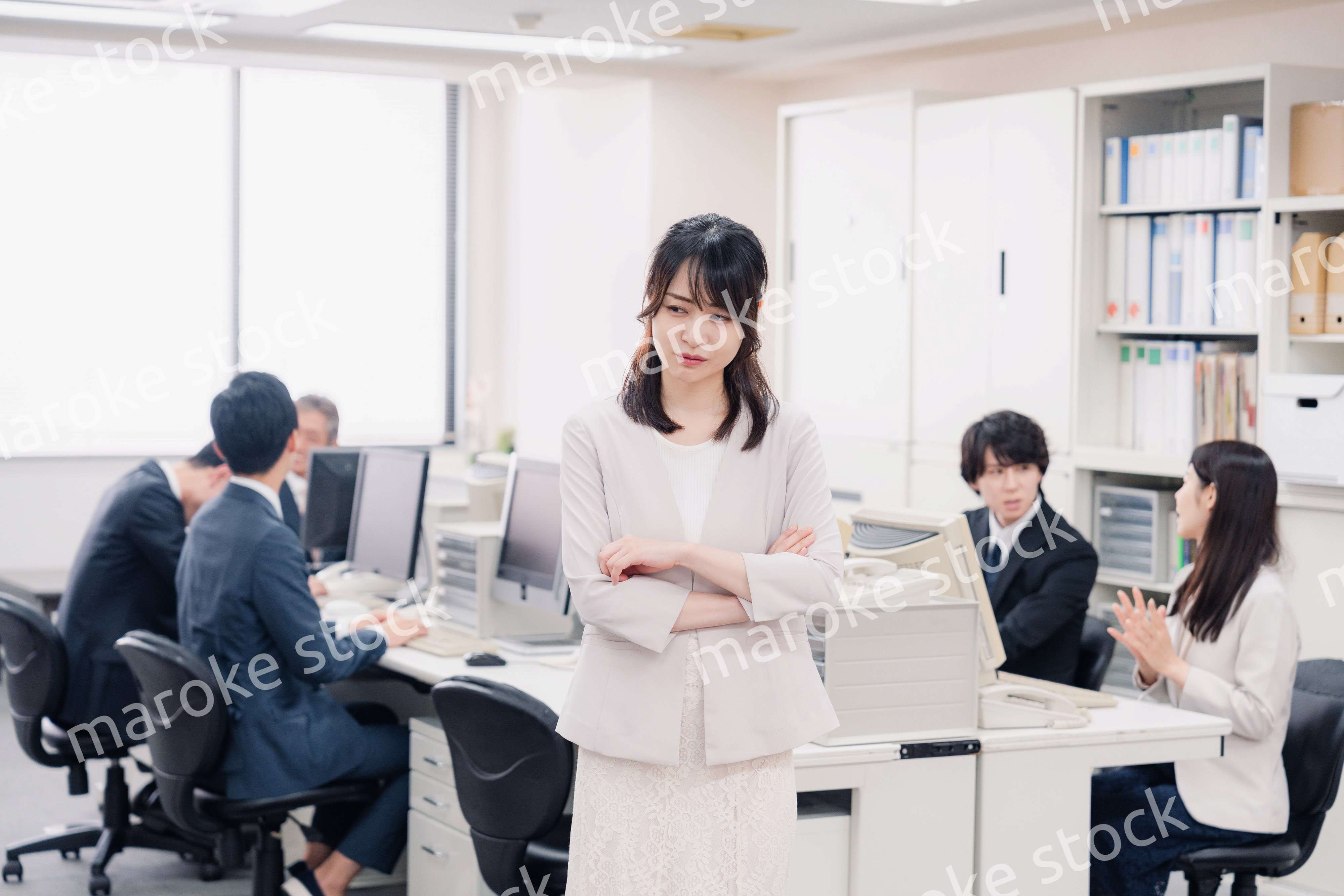 オフィスで悩むビジネスウーマン