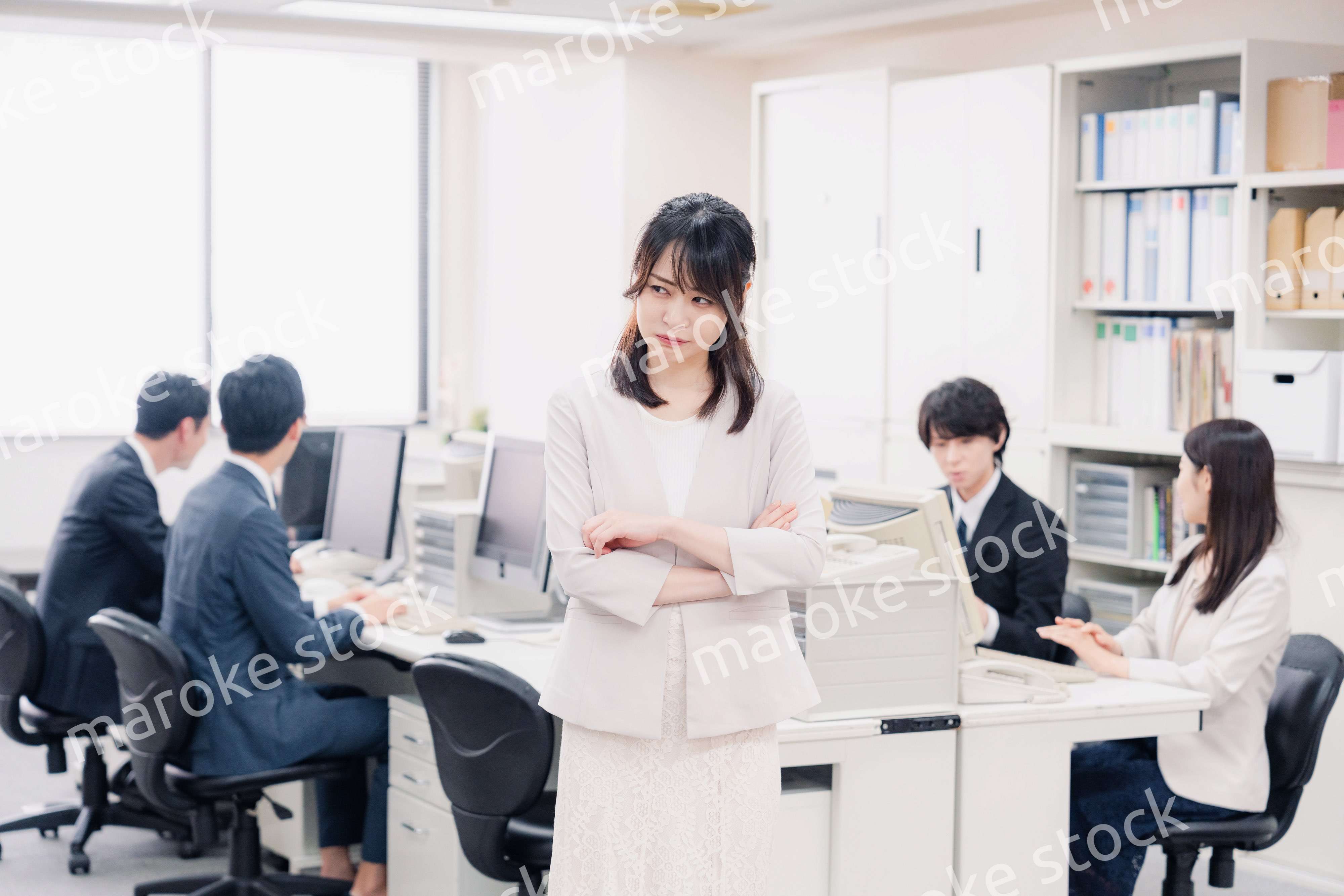 オフィスで悩むビジネスウーマン