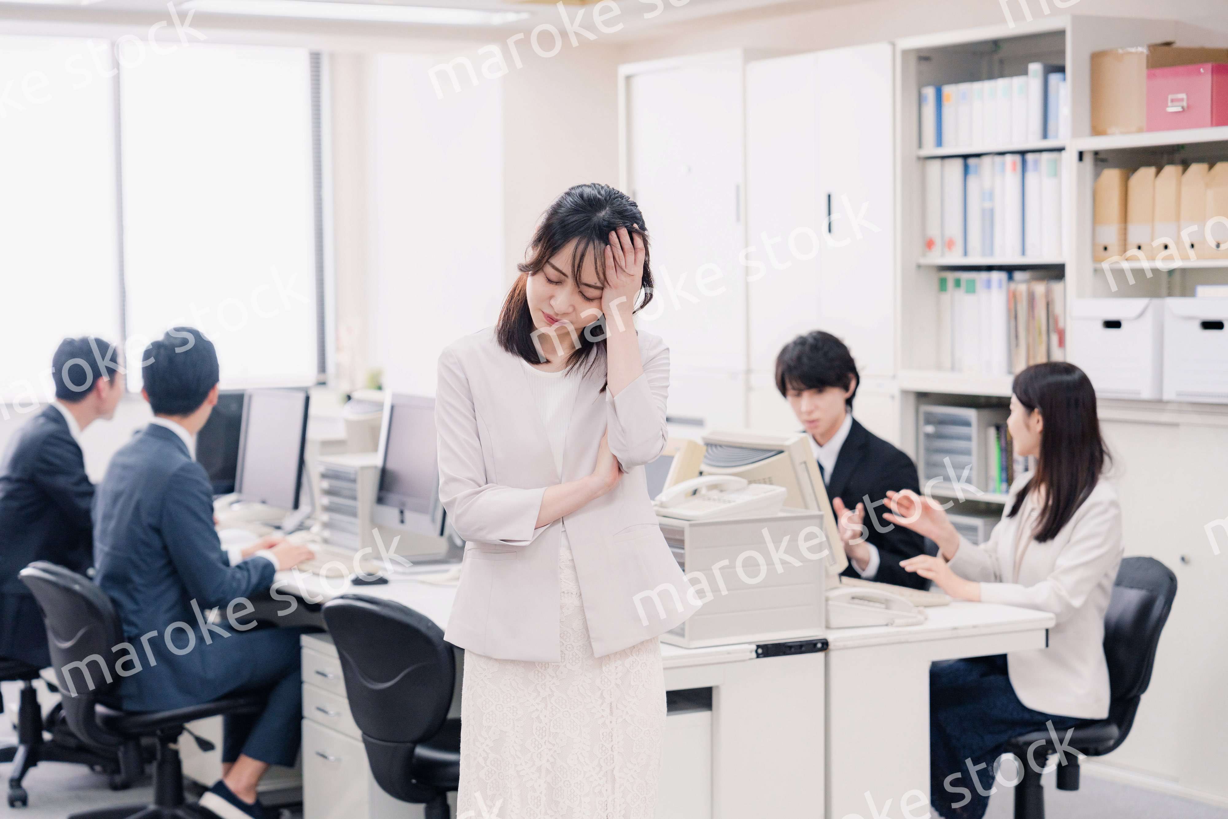 オフィスで悩むビジネスウーマン