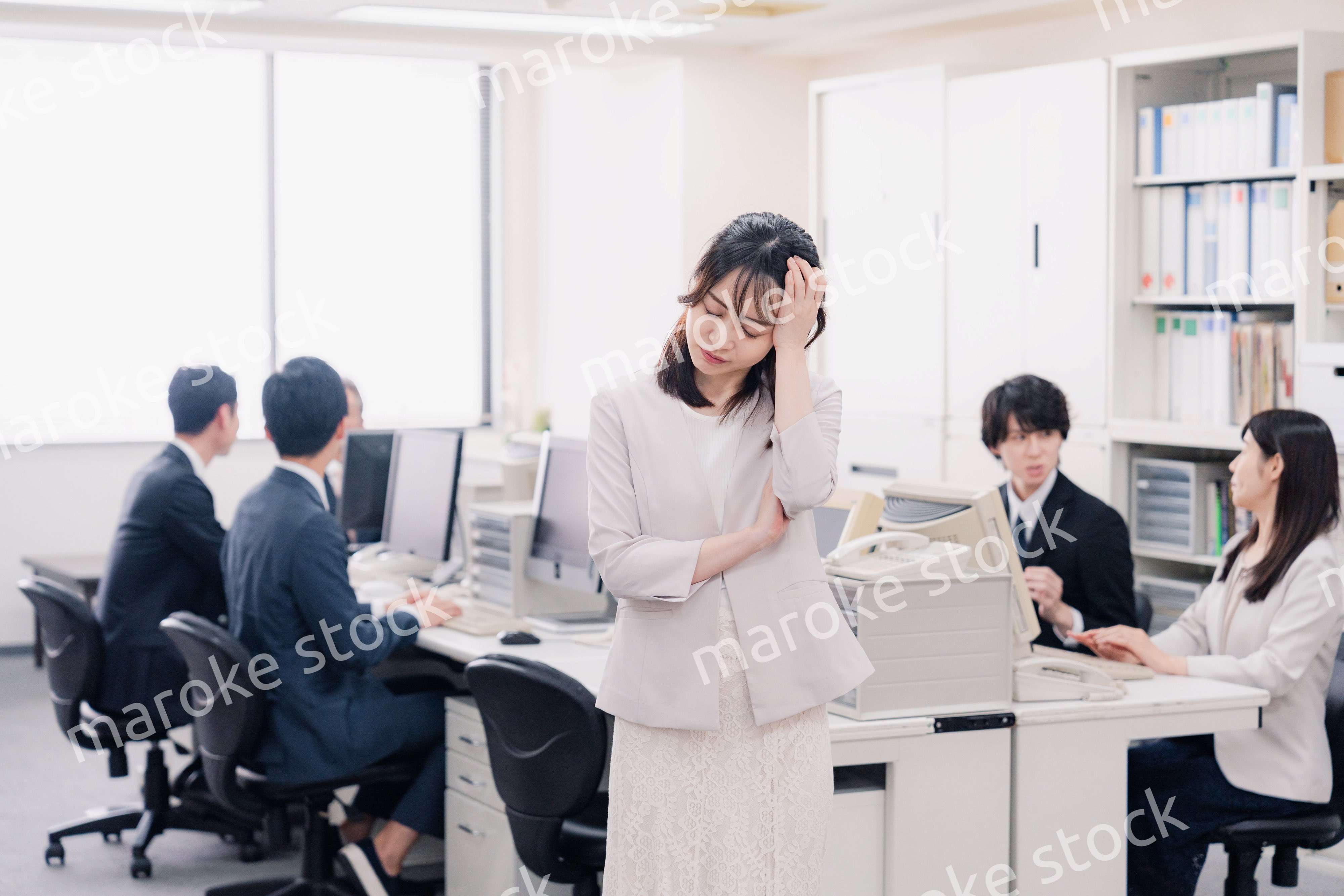オフィスで悩むビジネスウーマン