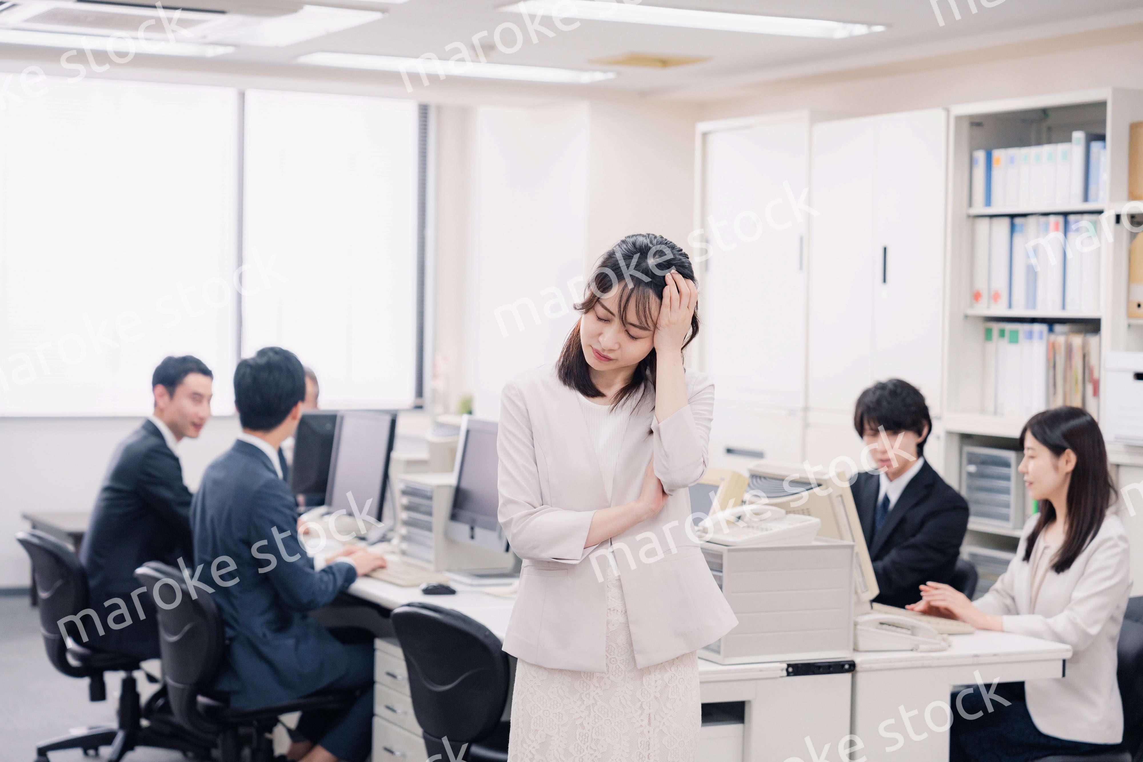 オフィスで悩むビジネスウーマン