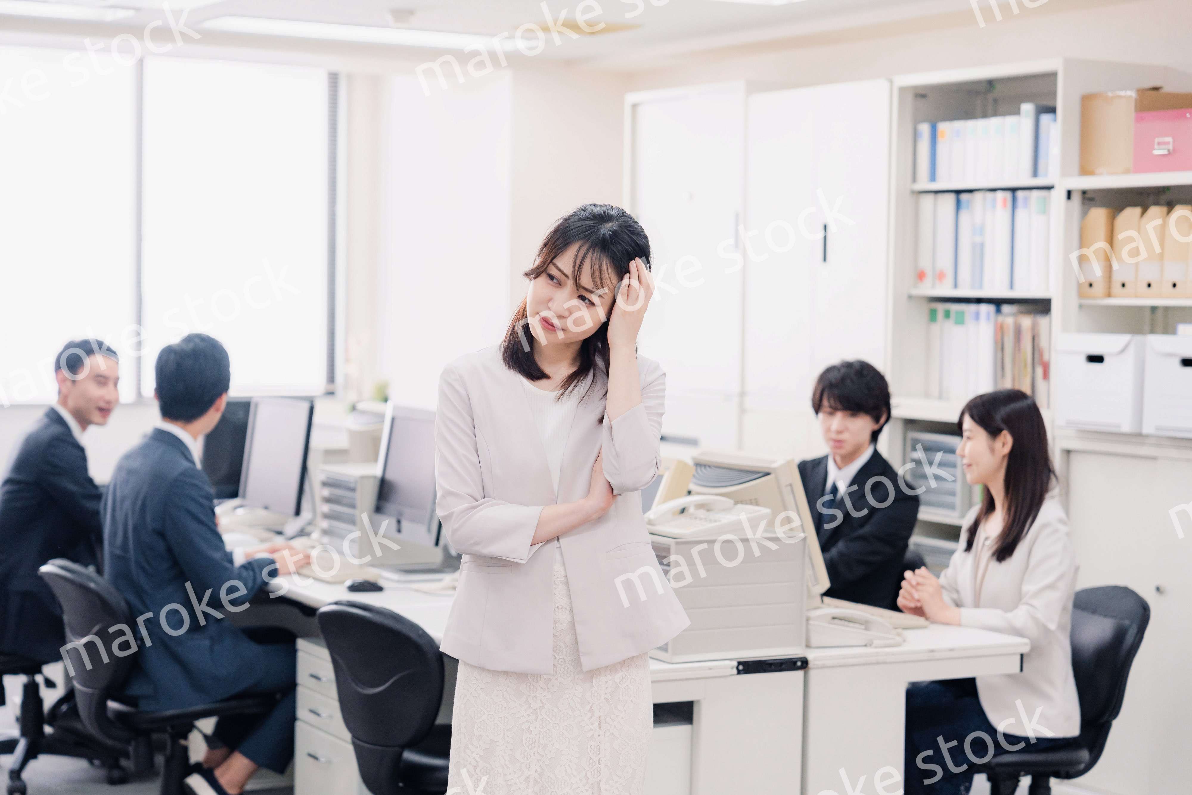 オフィスで悩むビジネスウーマン