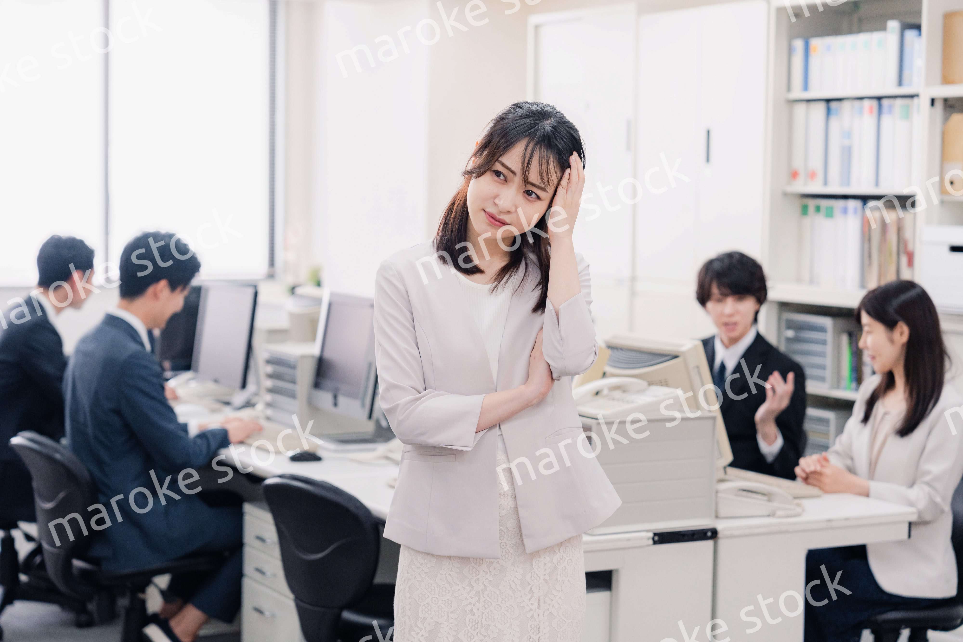 オフィスで悩むビジネスウーマン