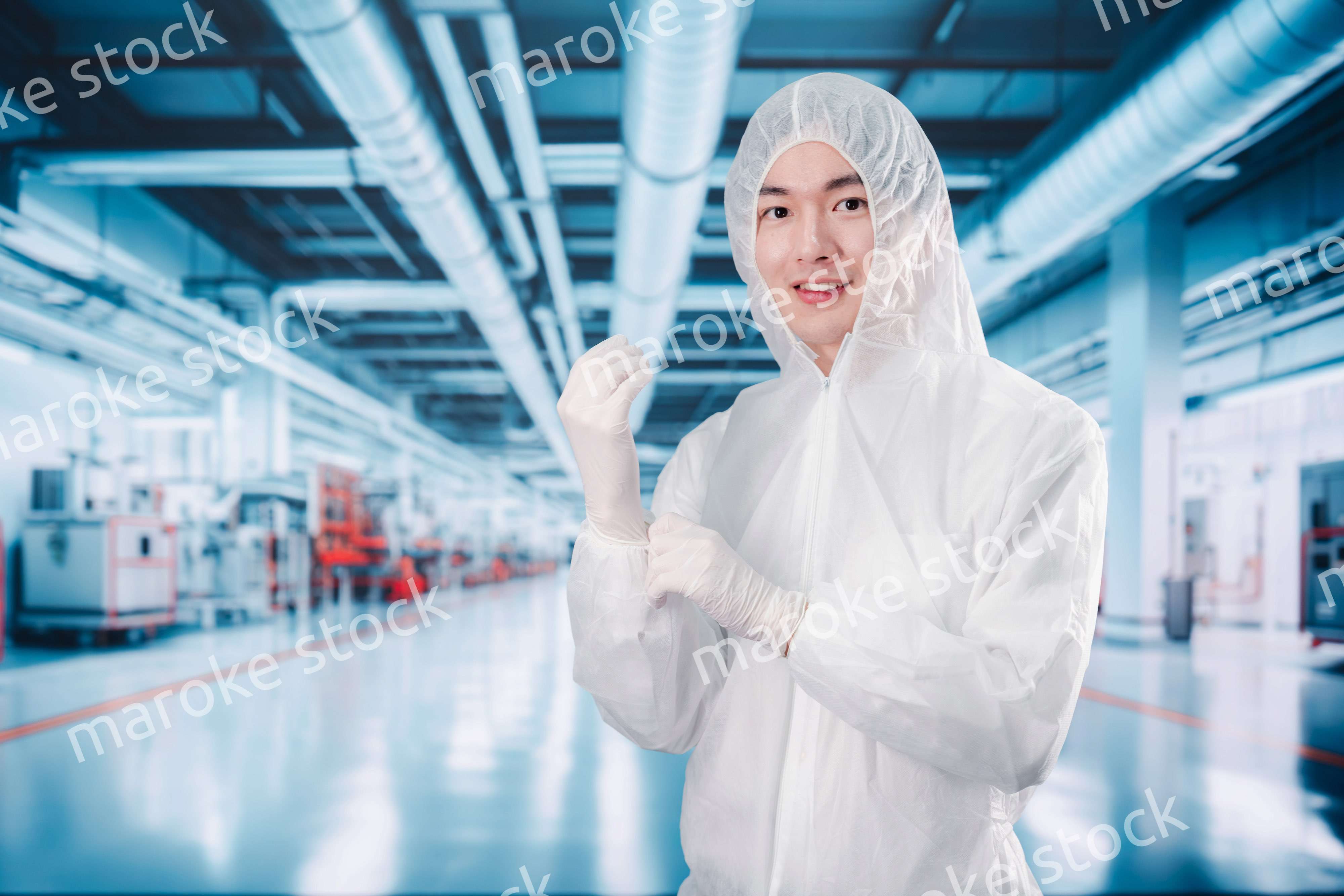 工場のクリーンルームに入る男性