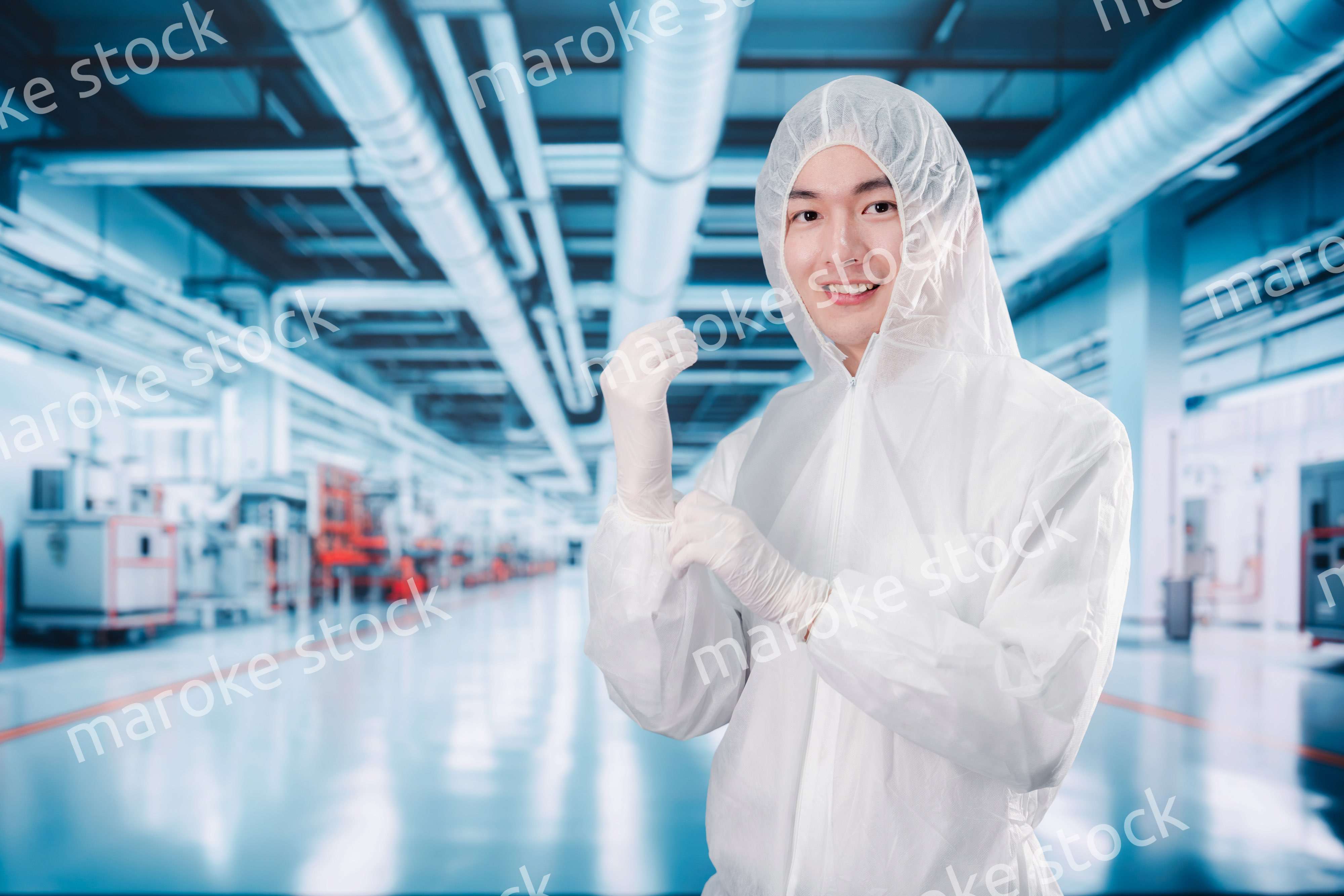 工場のクリーンルームに入る男性